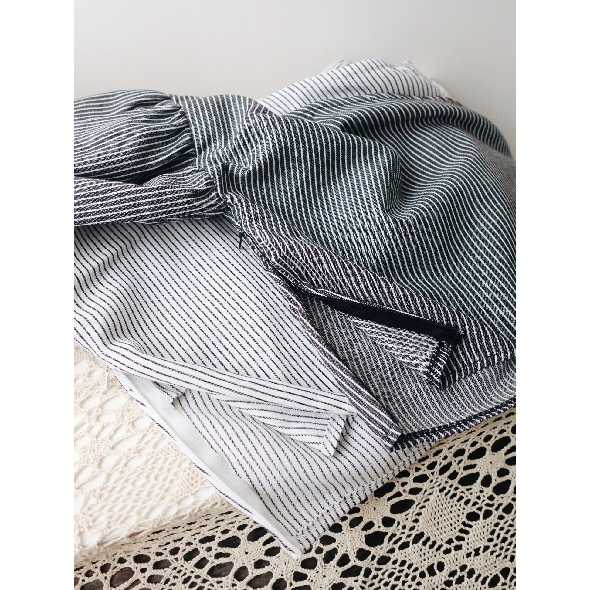 泡泡袖子斜肩條紋上衣(KR)[白底間條]359937