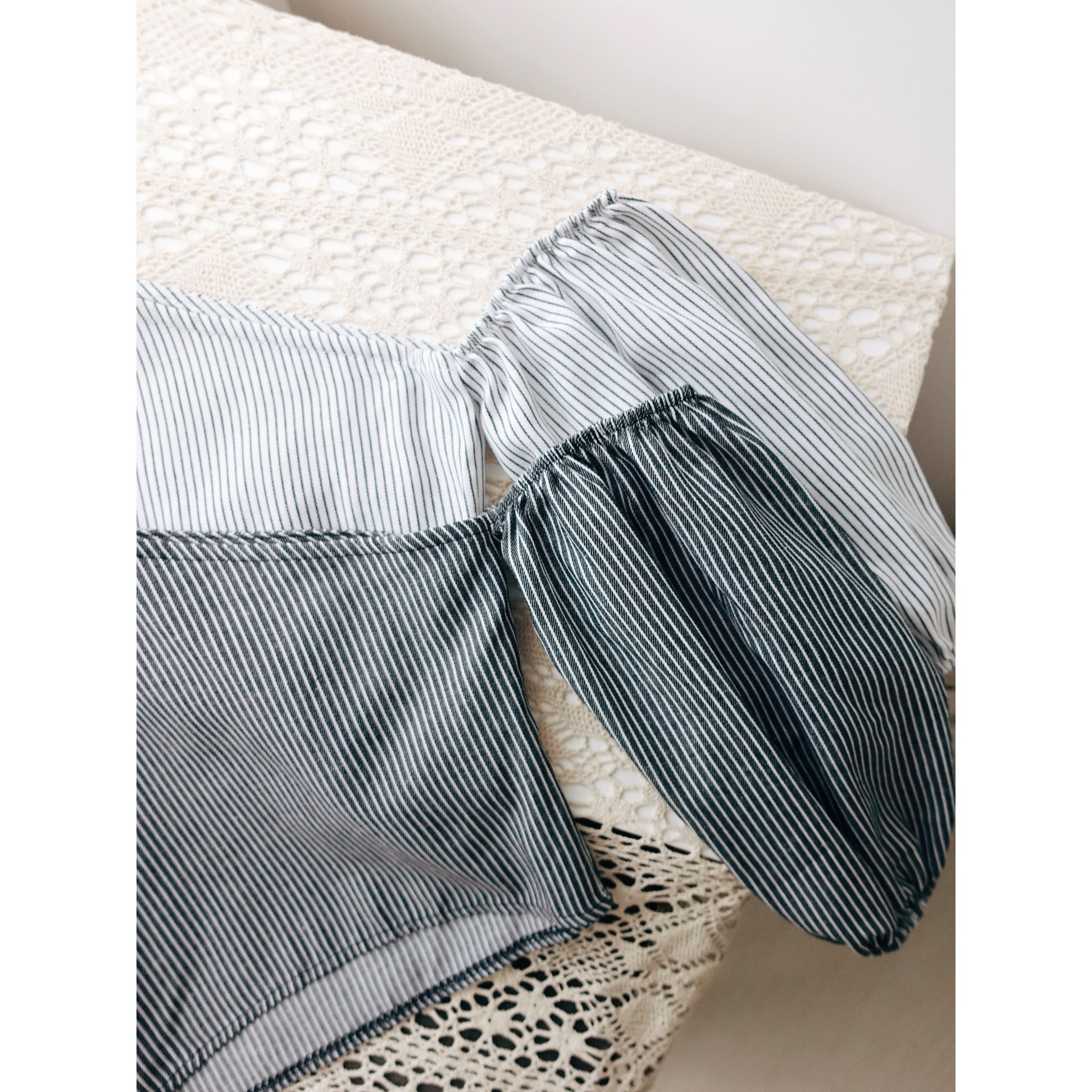 泡泡袖子斜肩條紋上衣(KR)[白底間條]359937