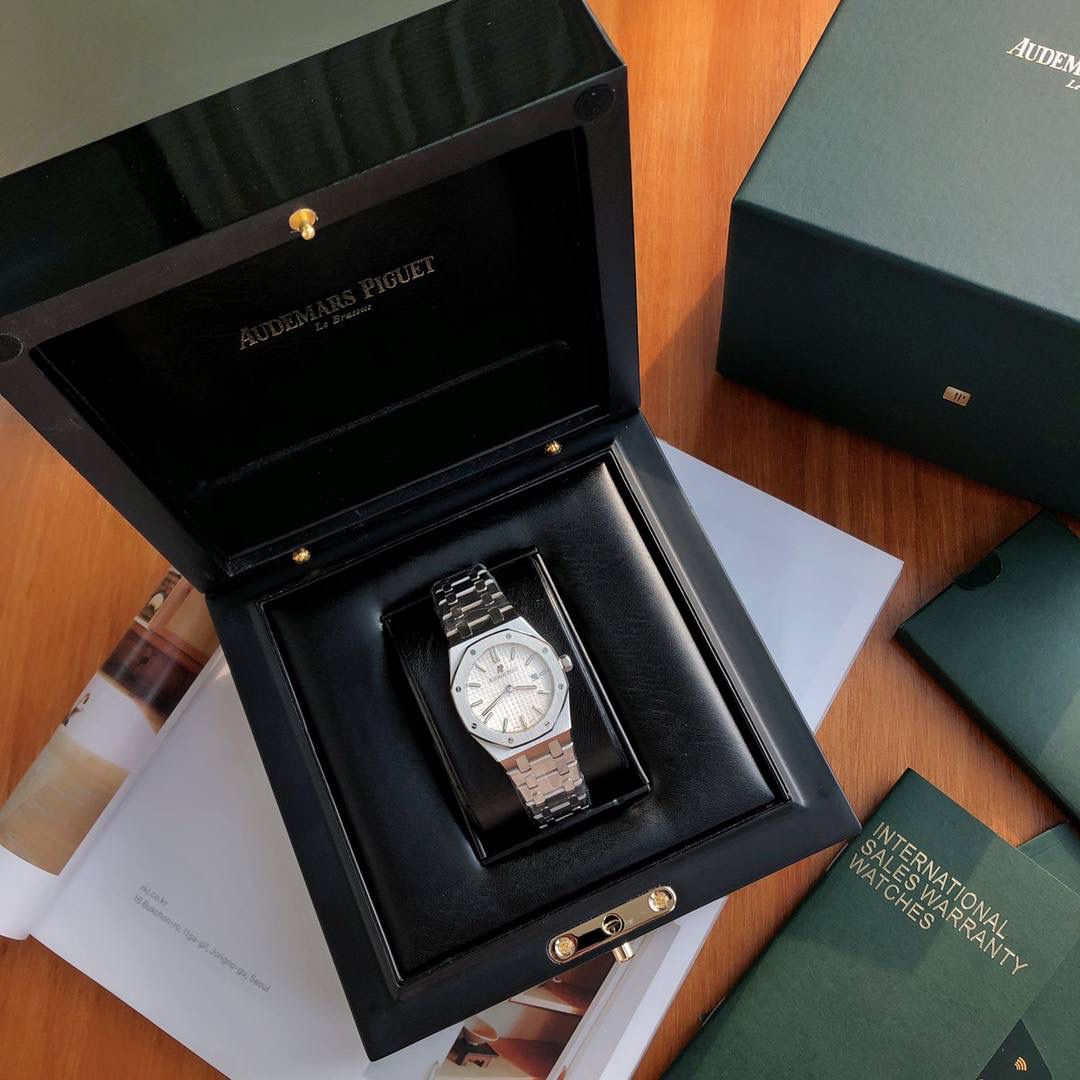 新年好礼！专柜很难买的AP女款到货啦！今天我们介绍的就是爱彼皇家橡树系列中的女士腕表。其官方型号为67650ST.OO.1261ST.01。爱彼皇家橡树系列独有的八角形外观还拥有爱彼独特的设计风格也将女士优雅风格融入其中，深受女士们的爱戴，即使只有33毫米的小尺寸，也将爱彼独有的纯净美感与刚毅线条展现的淋漓尽致。 搭载瑞士石英机芯、拥有实用的日历显示功能，女士们佩戴起来不会显得沉重 配专柜全套包装出售。这种货一般数量不是很多的。数量有限哦😎🚀🔥