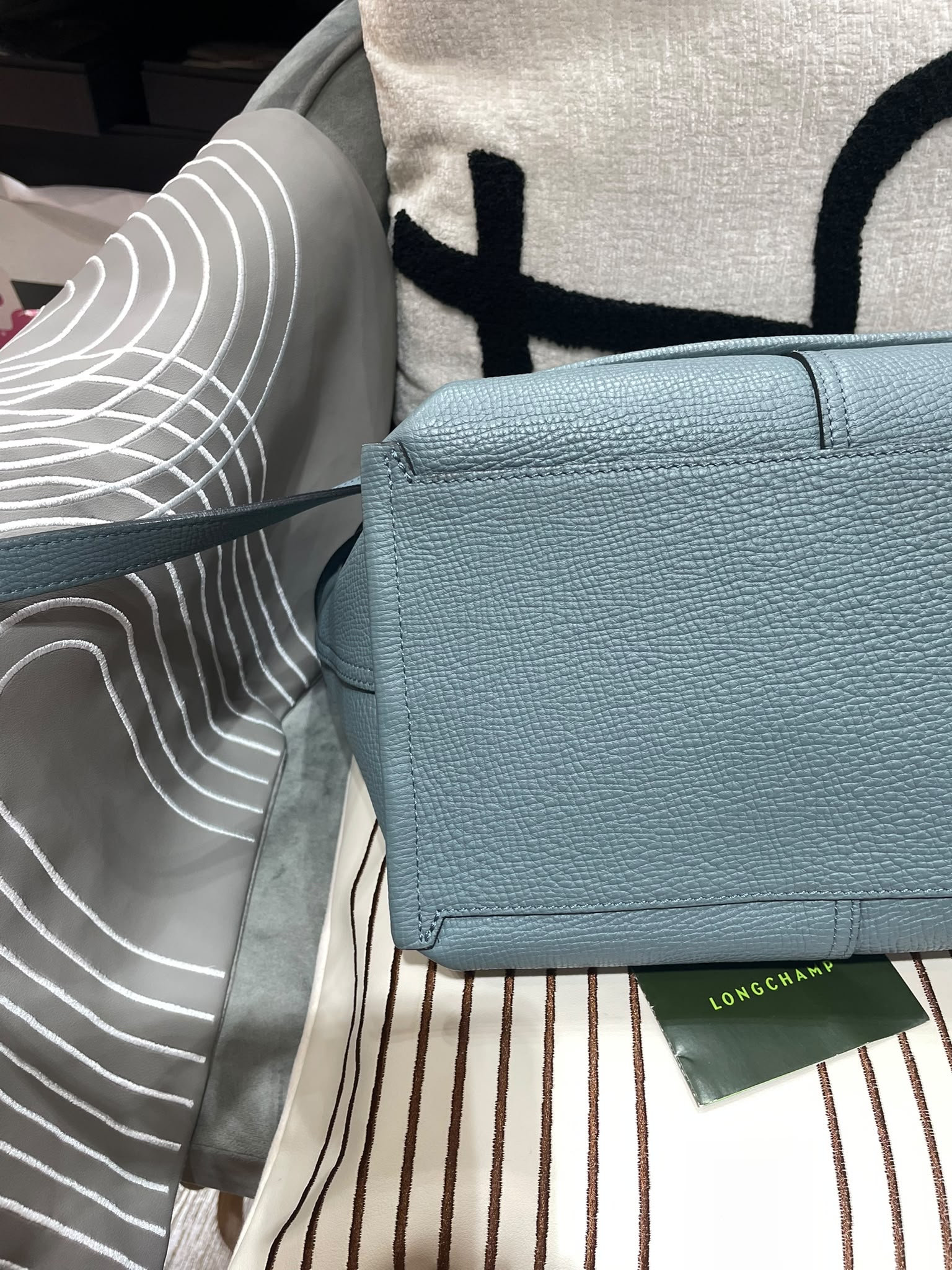 Longchamp mailbox bag calfskin 100%Authentic，98%new✅dust bag 專門店售價$💰6750‼️ 