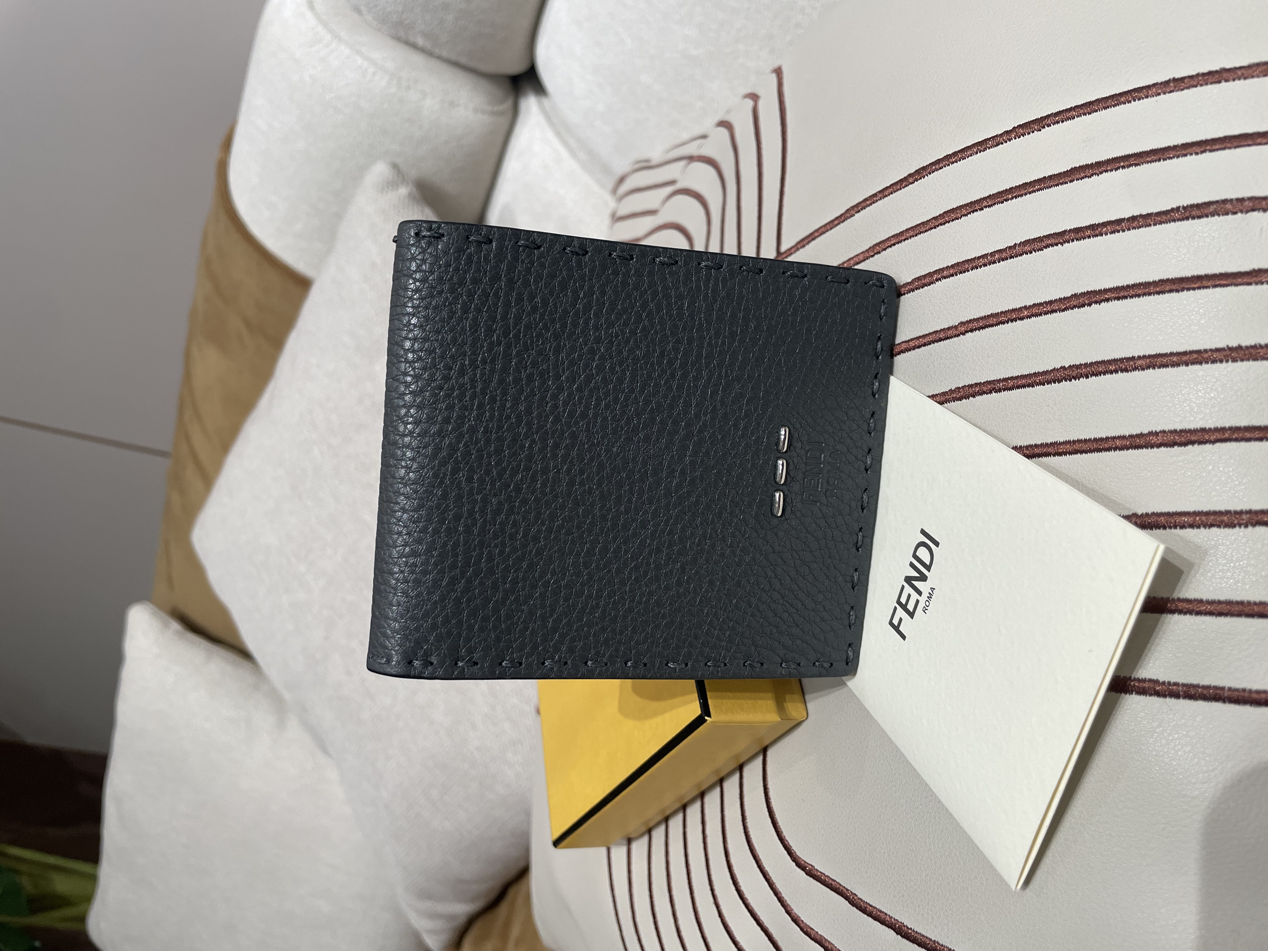 Fendi Bi-fold wallet Calfskin 灰色小牛皮短銀包 100%Authentic, 全新未使用品✅box