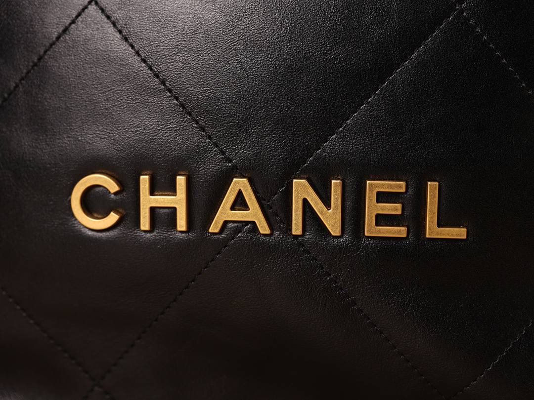 CHANEL香奈儿 22SS春夏系列 22Bag链条双肩包 🎒❤️‍🩹 独家渠道货 独家欧洲原厂皮组装ZP尾单货 杨幂、权志龙同款 爆款 ‼️ 原厂亮面牛皮 黑色搭配金色做旧五金 真的太好看了 尺寸：42*36*8cm