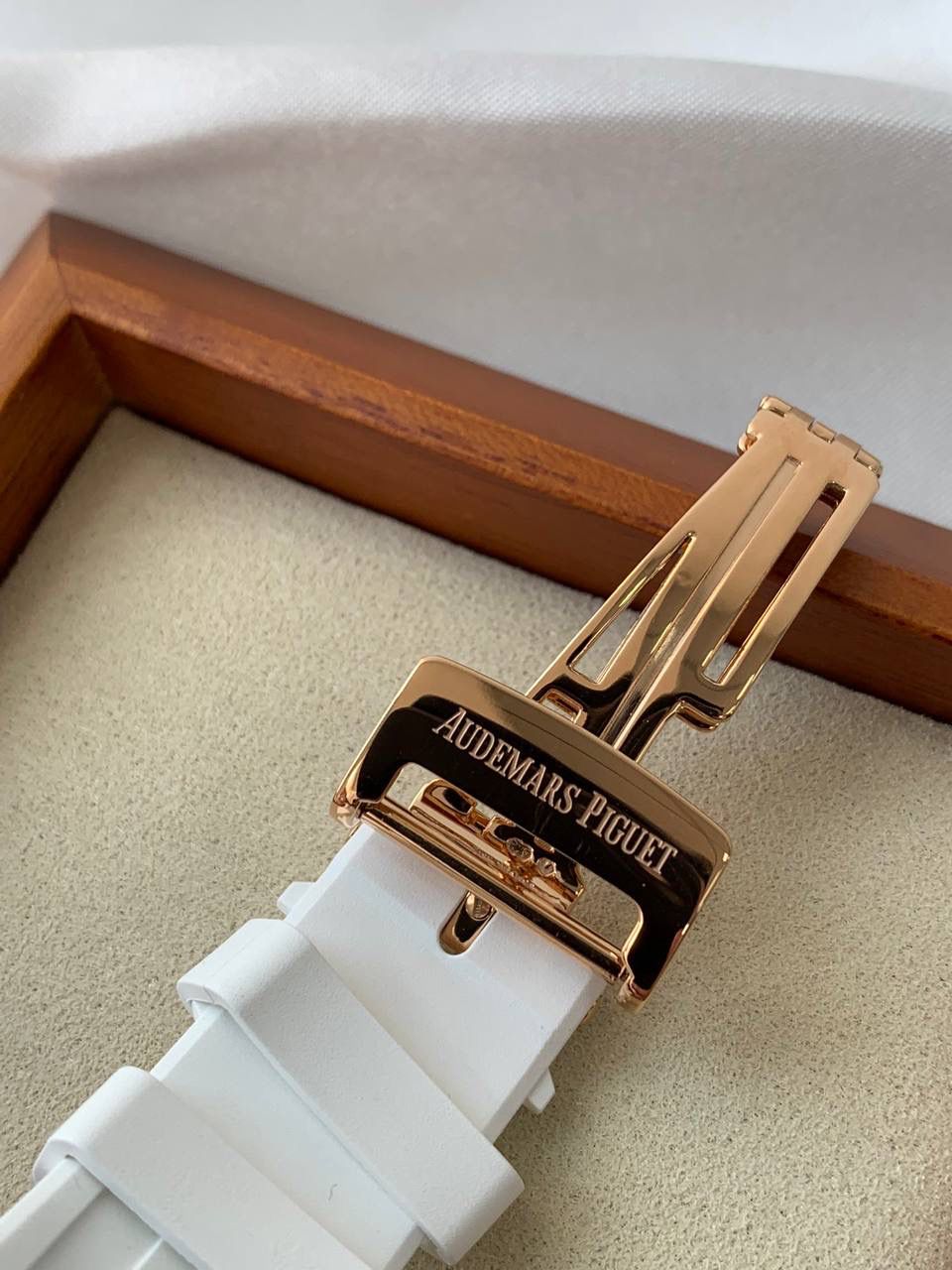 爱彼女款、小红书爆款，喜欢大表盘的女生、必备款，表盘37MM、蓝宝石防刮花玻璃，316精钢表壳、纯手工镶嵌32颗莫桑钻、搭配瑞士多功能石英机芯精准走时，表带采用进口橡胶工艺，佩戴舒适不过敏、折叠扣设计，佩戴便捷，数量有限，先到先得，多种色系，穿搭任选！