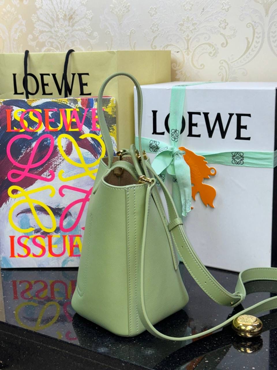 ♥️𝙈𝙞𝙣𝙞 𝙋𝙚𝙗𝙗𝙡𝙚 𝘽𝙪𝙘𝙠𝙚𝙩 ——【浅梨色】 尺寸：𝟏𝟔-𝟏𝟔-𝟗.𝟓𝐜𝐦 编码：062339 🎈标志性Anagram鹅卵石点缀，配以纯粹简约线条以及瞩目设计风格，诠释全新𝙋𝙚𝙗𝙗𝙡𝙚手袋👜 🎈自带一根🉑拆卸🉑调节的肩带，一包多背，多样化风格，秀场大放异彩😀内里容量超大，日常实用性强👌 🎈配全套专柜礼盒🎁，给你满满的仪式感👀