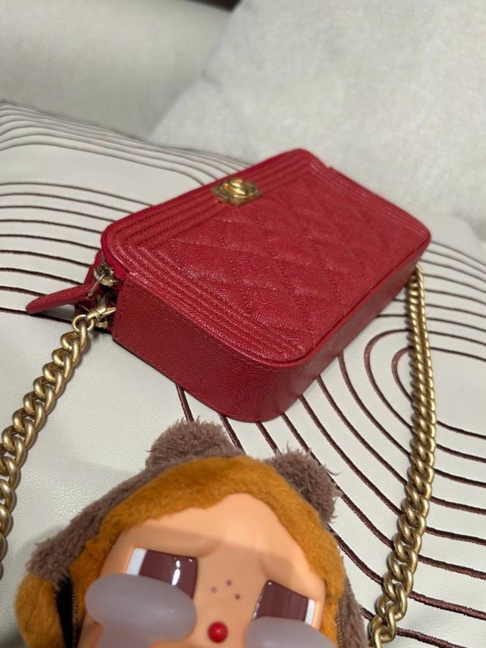 Chanel boy clutch with chain 荔枝牛皮 100%Authentic ,95%new  ✅28貼✅Dust bag 
