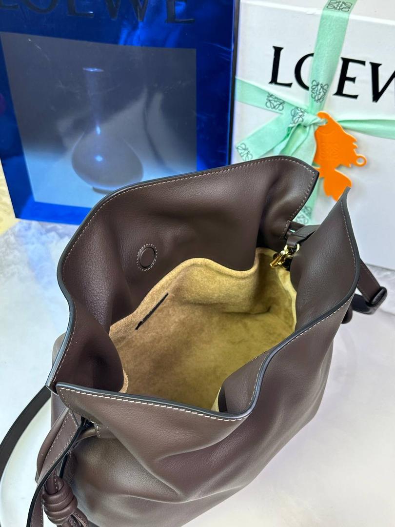 全新升级—中号𝙁𝙡𝙖𝙢𝙚𝙣𝙘𝙤出货啦✅ ❤️升级版福袋正面新增品牌烫金𝙇𝙤𝙜𝙤代替压印𝙇𝙤𝙜𝙤，肩带加宽同时增加两侧狗扣五金代替原本皮穿扣肩带，精致又便捷🥰 ❤️独家定制皮料五金，小牛皮皮质手感十分柔软且耐用，肩带🉑拆卸🉑调节，多种背法任你选择，容量超大，日常出行必备😍 ❤️独家品控，完全对版细节，全套礼盒🎁包装给你满满的仪式感🥰 中号尺寸：𝟑𝟎-𝟏𝟎.𝟓-𝟐𝟒.𝟓𝐜𝐦 款号：052028咖啡色