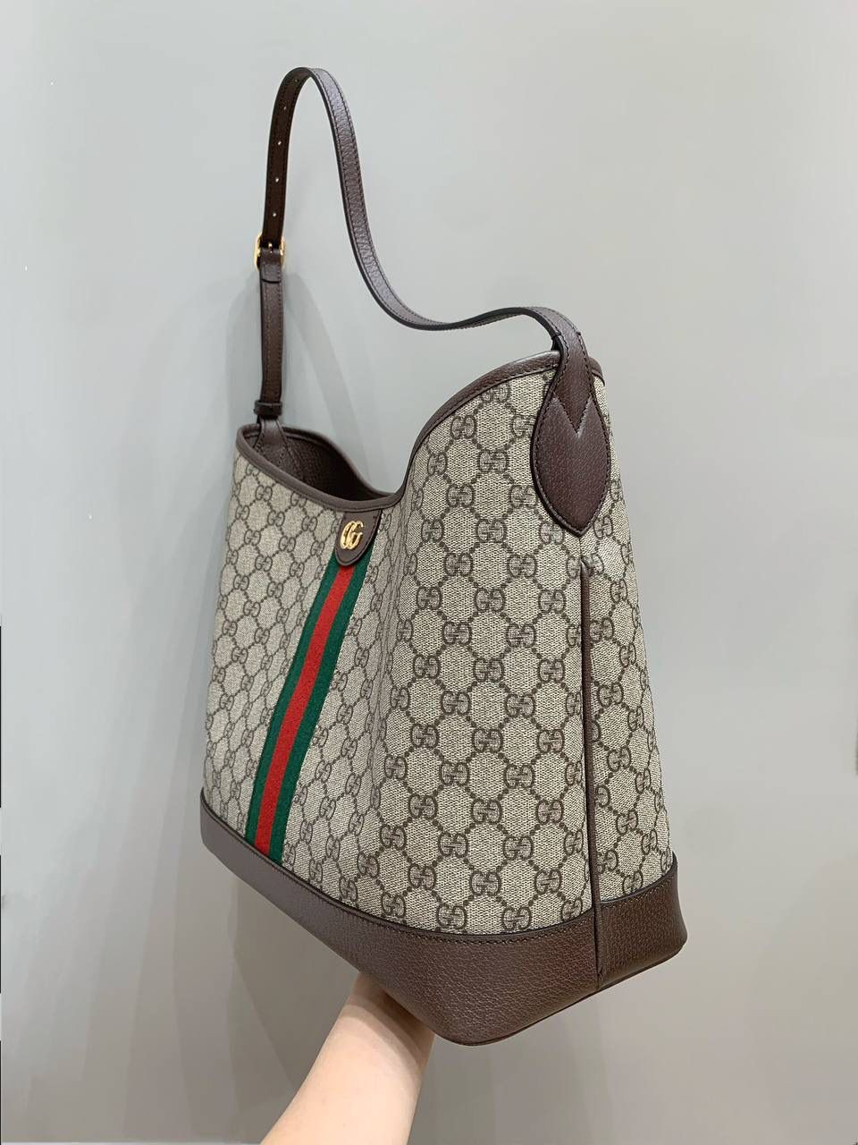 新背景实拍正品级 。 🎀Gucc1 Ophidia hobo腋下包 中号(最高版本) 比起小号，中号松弛感更强烈气场更足！ 喜欢大包的闭眼选中号尺寸，上身马上就慵懒了 这个包真的非常融入日常，随性又时髦 包身容量很大能很好的满足日常出门 而且肩带比一般的腋下包都长一些还可以调节 一见钟情，时髦使用同时兼顾！ 型号781392；尺寸34/32/17cm