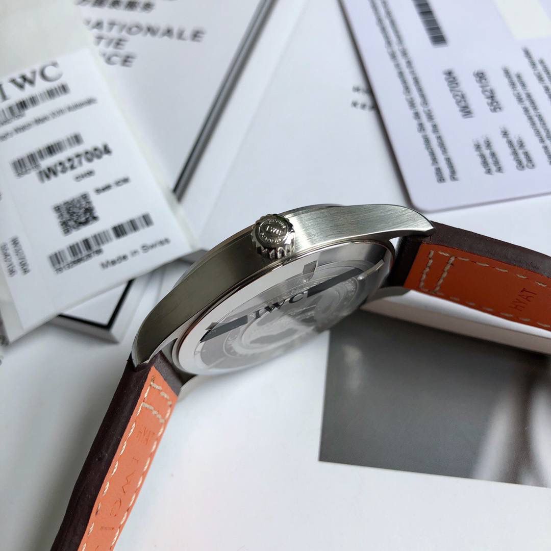 硬货首发，市场独家！IW327004，316L精钢材质，非凡工艺，让小厂知难而退！万国飞行员马克十八传承腕表，采用原装瑞士ETA王牌机芯W-300，40mm表径，全数字刻度超强夜光，双面防反光凸状蓝宝石玻璃表镜。独家渠道进口意大利SANTONI牛皮，一条牛皮成本相当于市场一般牛皮的几倍，在很多细节的把控上都已达到行业顶级，且多项可为标杆，整表细节一丝不苟。 原装价格3W余，一般人均可轻松驾驭，此款万国飞行员腕表视为万国经典款型，任何场景着装均适合佩戴，可谓百搭神器。全套包装出货