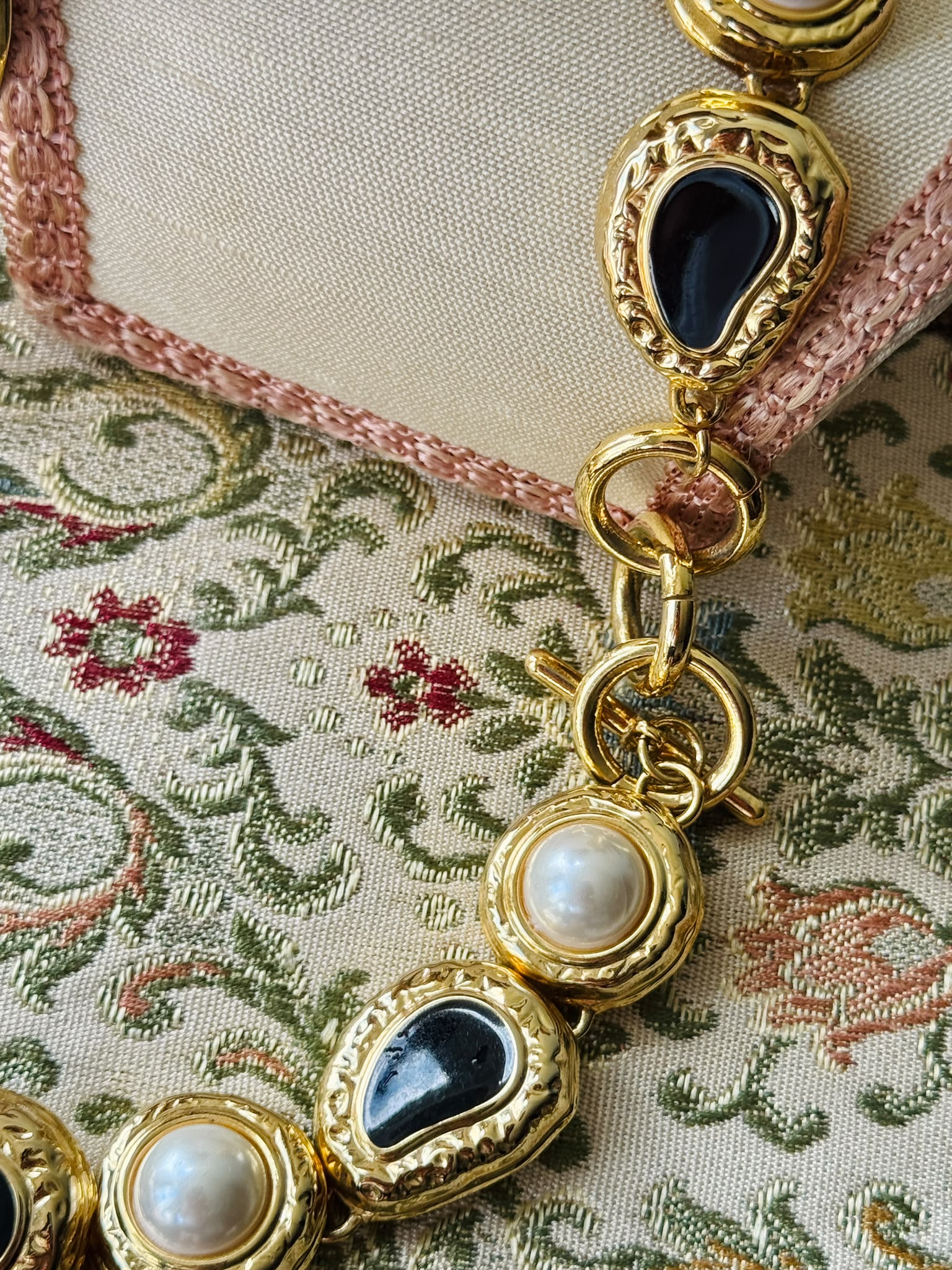 Vintage 1980s Black Pearl Medallion Necklace (MT2637)