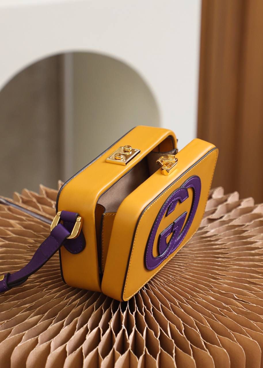 ▪️ 𝙂𝙂盒子包 高级感撞色设计#658230#▪️ ✔️尺寸：17*10*5.5cm 小古新品𝙂𝙂撞色设计盒子包， 这一届的新品太让人眼前一亮了， 撞色的设计搭配盒子包造型， 自带可爱少女气息，竟然附带一丝复古元素！ 盒子包造型搭配经典的𝙋𝙖𝙙𝙡𝙤𝙘𝙠系列锁扣， 可爱的元素搭配经典的搭配融合得恰好！🌈爱了，双𝙂增添了当代时尚格调！