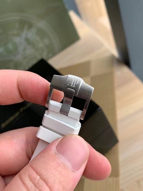 🚀全网独家新款，官网已停售 爱彼女款，皇家橡树离岸型，原装瑞士石英机芯、37表盘、厚度11.1毫米，原装进口防尘表带，反炫光处理蓝宝石水晶玻璃、包18K玫瑰金镶钻，32颗VV S足反南非真钻、精美绝伦、37表盘男女通杀！数量不多、手快有手慢无！