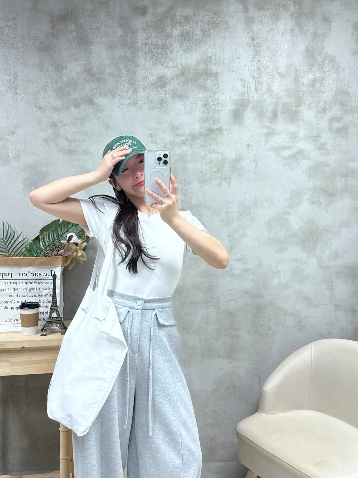 D22 後背設計凈色Tee