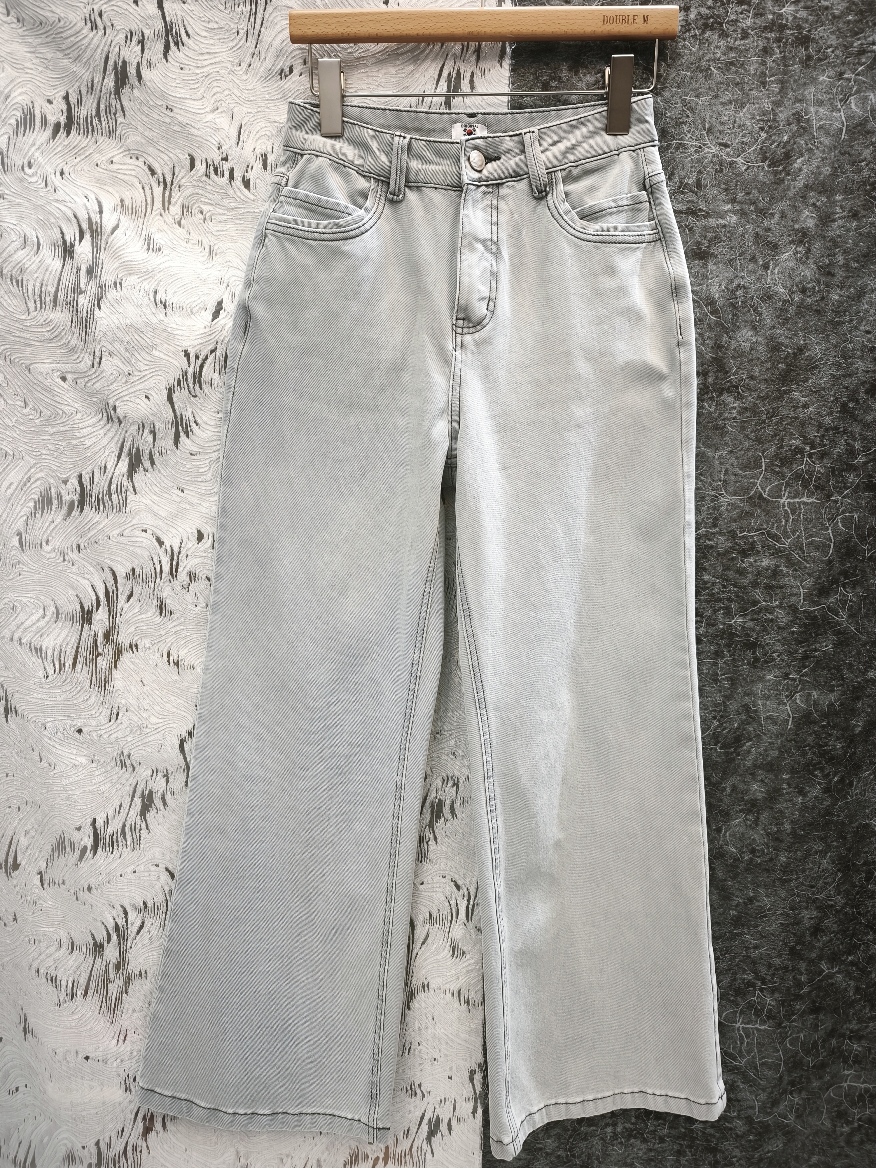 灰白色微喇叭牛仔褲