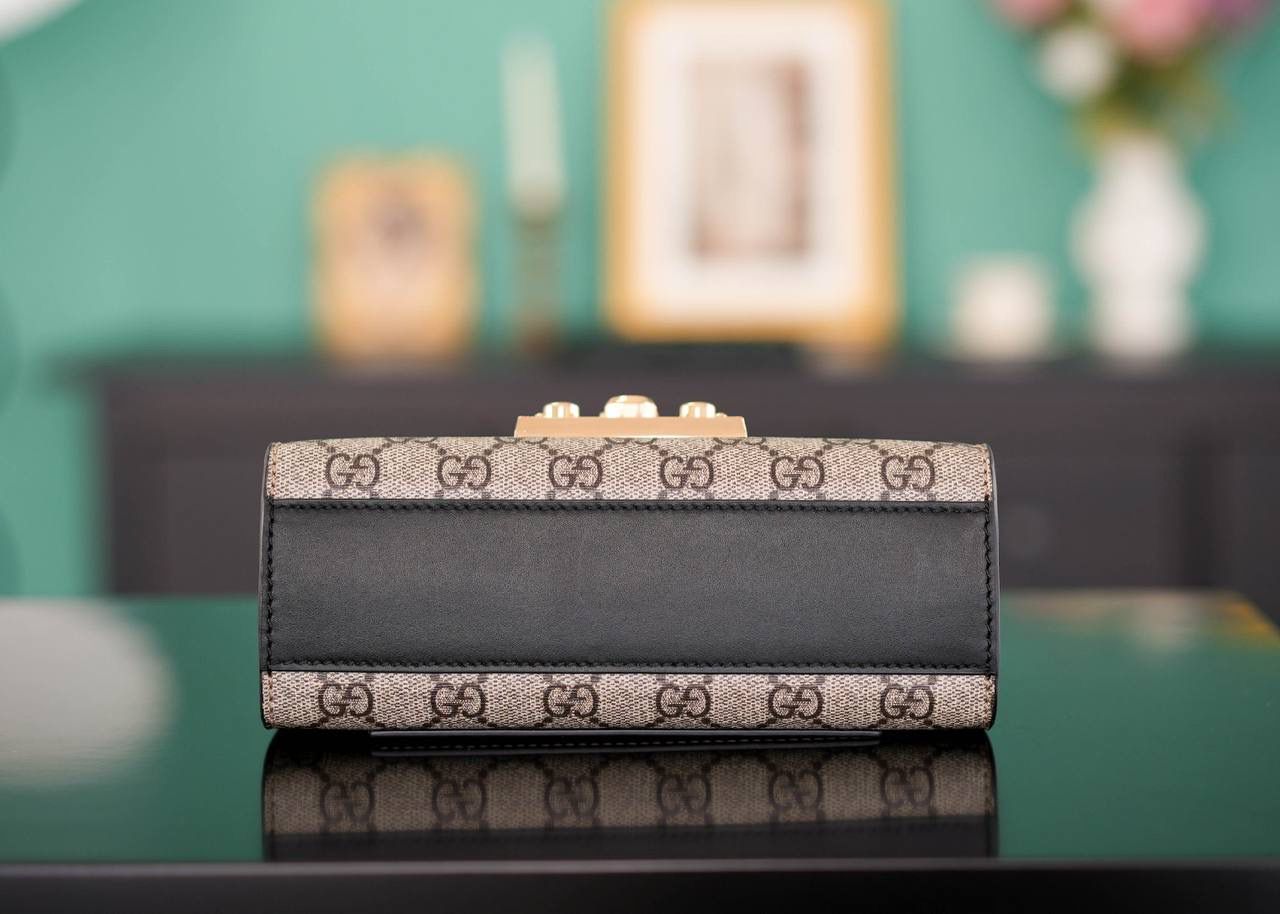 🥯Padlock系列小号GG肩背包 黑棕20cm 正品售价¥17.000 GG家经典著作𝐏𝐚𝐝𝐥𝐨𝐜𝐤小锁扣， 众多明星喜爱的复古𝐏𝐚𝐝𝐥𝐨𝐜𝐤，众多网红都在种草推荐， 低调不张扬的复古经典，一眼定情的小包 滑动链条有多种佩戴方法，可肩背也可手提 官方款号 409487 尺寸：20x12x8cm