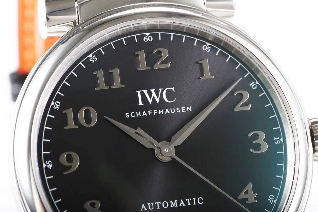 IWC达文西系列 【温文尔雅 表中典范】MK万国新款腕表——达文西356601横空出世。尺寸40毫米X10毫米 柔软耐用的ITALY小牛皮表带配合传统式精钢表扣，最大限度满足了舒服贴手的体验。【表壳】每一个浑圆型的表壳都经过mk制表师专心致志的打磨，可移动式表耳使表带更加贴合手腕。两者配合使腕表产生独特的复古魅力。【表盘】铜制的表盘加入镀银的工艺 mk探索正品工艺不断挖掘原装技术本源。每一个阿拉伯刻度都由mk制表师镶贴而上，体现其精湛的技艺。字面上的logo印刷采用于原装一样的浮雕式印刷工艺，美轮美奂且富有立体感。【机芯】采用优雅纤薄的海鸥2892自动上弦机芯，具备逆时针调试日历的功能（吻合正品）我们精心制作出万国表独特的外观魅力，更是追求复刻其内在的灵魂。