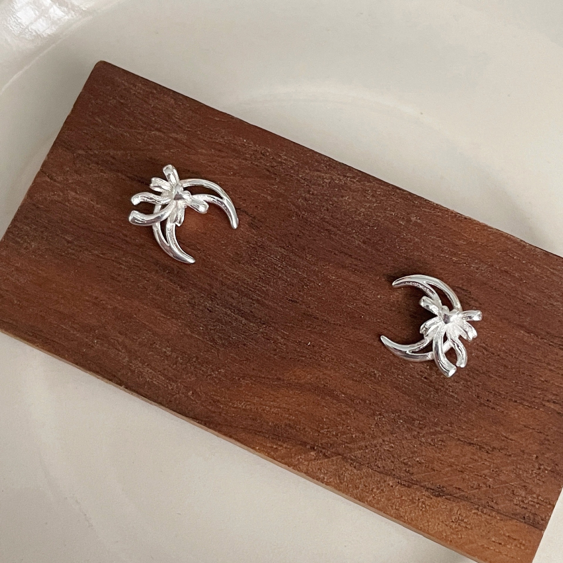 蝴蝶结月亮耳钉