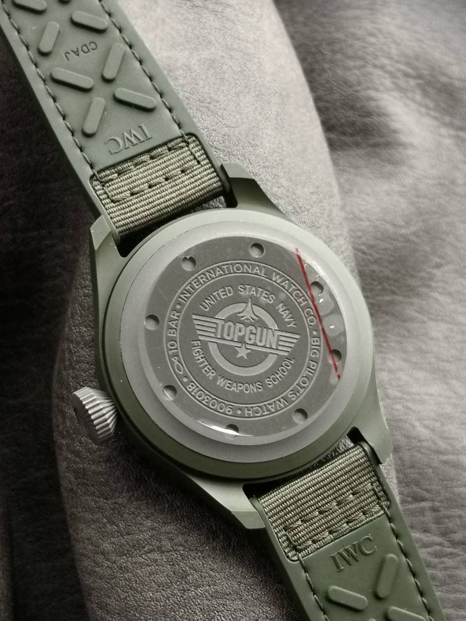 IWC 万国 IW3298-02 「森林绿」——全新材质打造，重磅登场 这款万国在巴塞尔表展只展出20枚，就被表友抢光，至今全球仍延迟上市。 我们通过巴西表友，在表展溢价30%才入手一枚，以此开版研发。 经过多次调试，联合日本粉料厂商，做出和正品一致的森林绿气化氧化锆陶瓷表壳，高温烧制后颜色均匀、韧性好、耐摔。 同时顶级字面厂同步制作表盘与指针：表盘森林绿配色，白色数字带细微绿丝，指针颜色与夜光效果均和正品一致。