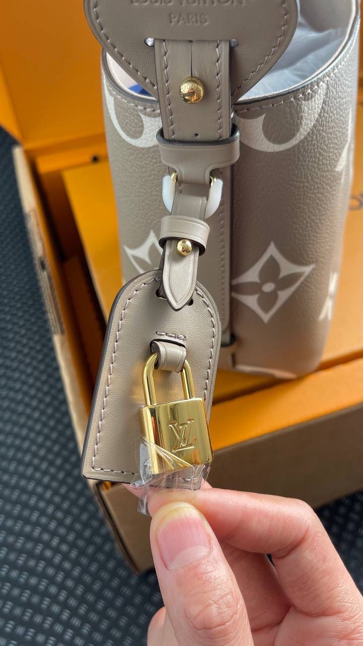 LV ALL IN BB大象灰👜✨ 来看包型的变化 自身的功能真的非常吸引人！ 首先包包自身本来就有4种的形态随你变换！！ 蝴蝶结你想放在哪儿都能给你设计明白，allin就是容量足够大，出门旅行你想拿什么都能给你装好！！ 简单的水桶包型，把包身两侧的挂钩连起来，还可以 get一只“菜篮子” 前后再捏起来，它还可以变成一只可爱的小福袋， 真的好神奇！😍😍