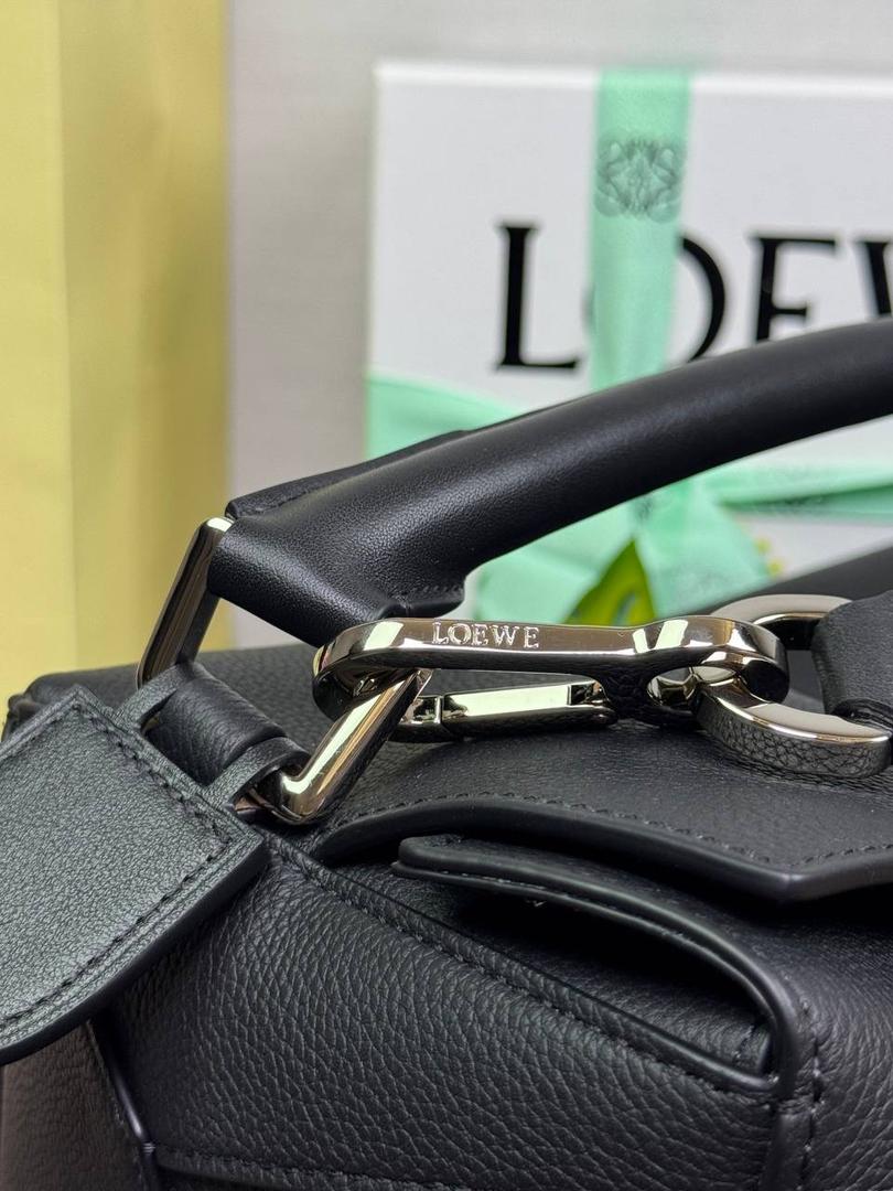 🎈大号𝘗𝘶𝘻𝘻𝘭𝘦 𝘌𝘥𝘨𝘦* ——【👉🏻黑色荔枝纹】 尺寸：𝟑𝟕-𝟏𝟗-𝟐𝟑𝐜𝐦 编码：260404 ❤️ 经典拼图系列，不规则立体几何设计，最具辨识度的立体廓形和几何美学，顶级进口机搭配德国沙菲线，独家定制五金，𝗬𝗞𝗞拉链拉头 ❤️容量超大，颜值高，四季百搭，日常出行通勤必备款