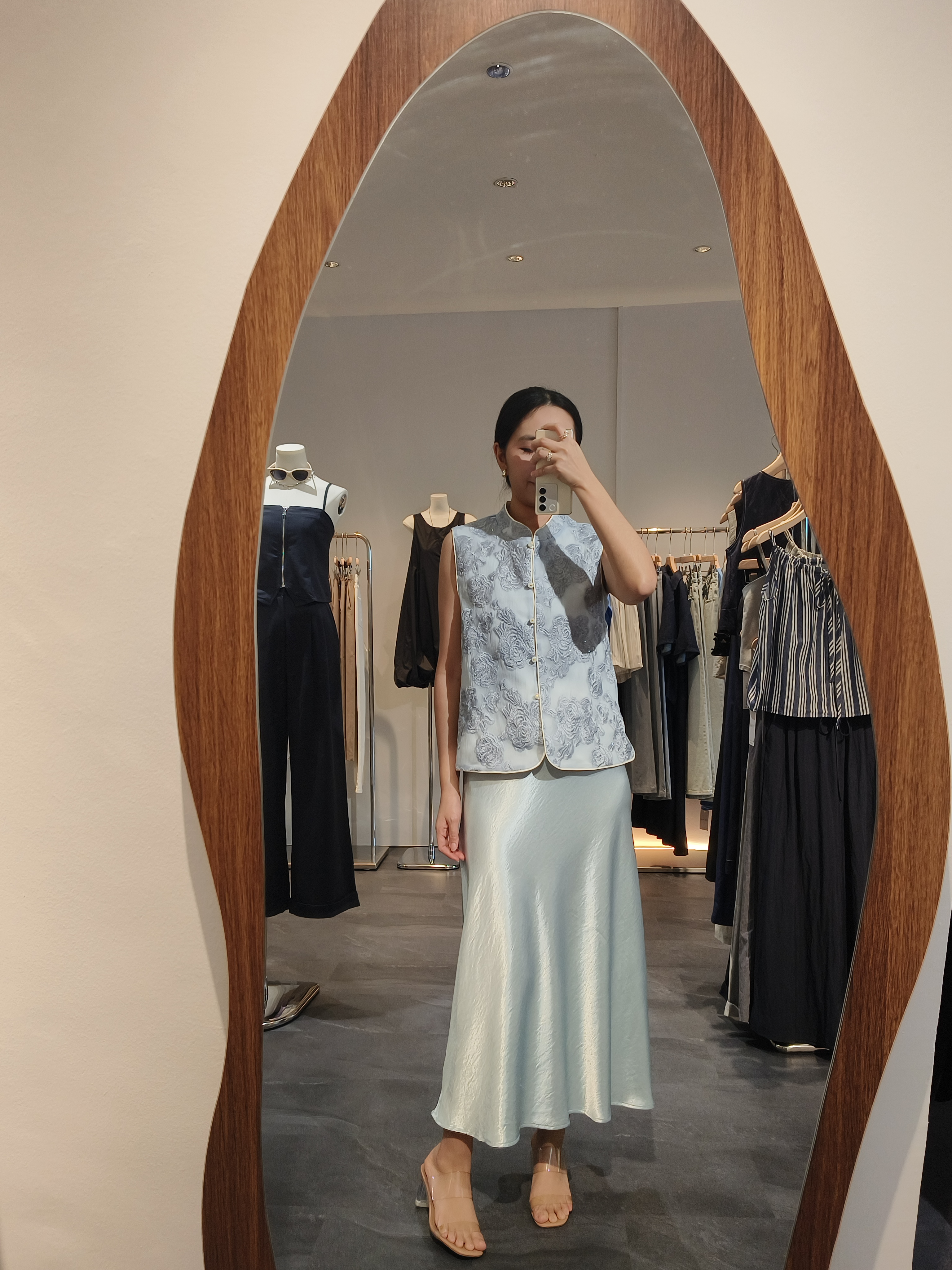 精致刺绣提花亮片马甲