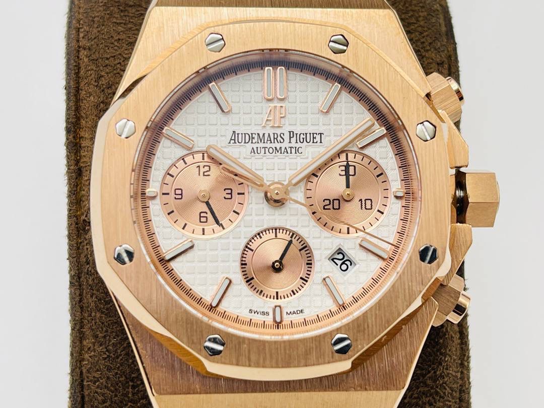AP爱.彼皇家橡树系列26331OR多功能计时机械腕表41MM！ 1⃣️【机芯】7750改原装机芯 6字位小秒 功能与原装一致！ 2⃣️【表镜】表镜选用进口蓝宝石玻璃镜面！ 3⃣️【表壳】采用进口316精钢表壳，表壳通过拉丝和部分抛光打磨处理之后，忽明忽暗展现出精致而硬气的独特气质！ 4⃣️【头粒】头粒设计与专柜一致可以微调 佩戴更佳贴手舒适 经过多道工序的打磨和磨砂处理，终把AP特有的八角型表圈表达出棱角分明的线条！ 5⃣️【表盘】超强夜光显示，可以在任何环境下读取时间！