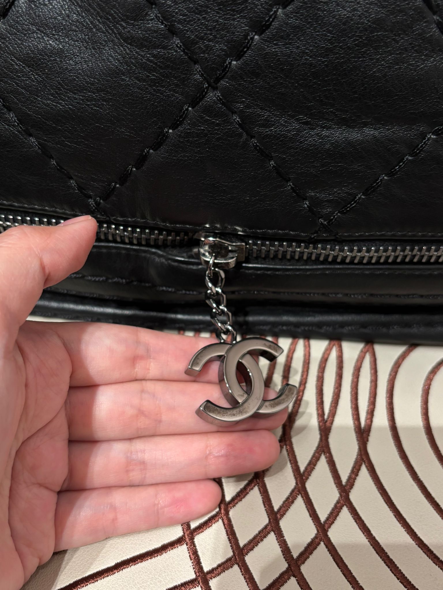 Chanel Shoulder Bag 黑色牛皮銀扣100%Authentic, 98%New ✅11Card ✅Dust bag