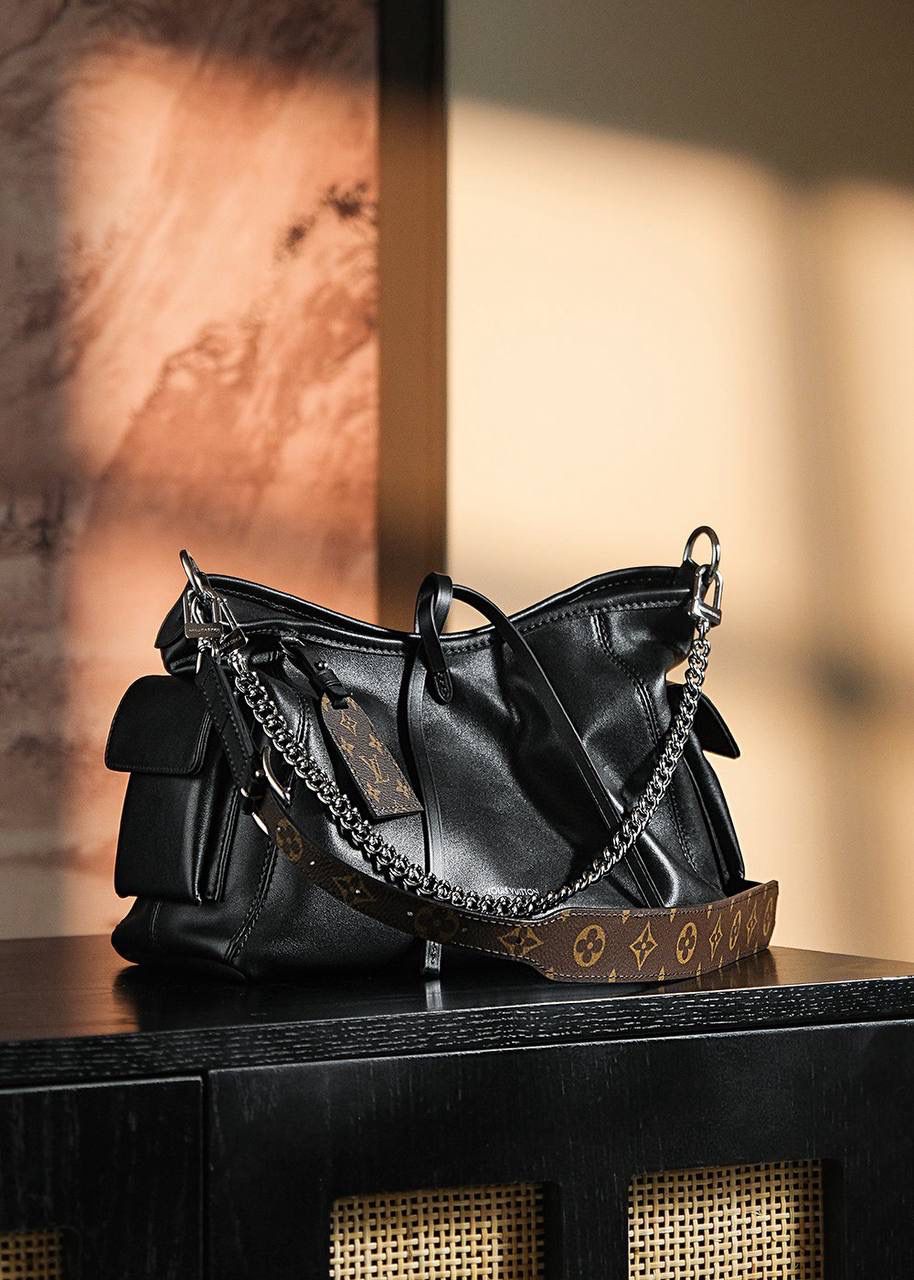 特级新款CARRYALL CARGO 黑色👜✨ 本款 CarryAll Cargo 小号手袋以柔软羊皮革呈现时尚微皱效果 并为深邃背景搭配抛光金属件与慵懒构型 成就昼夜场合佳选 可拆卸肩带与链带实现多种造型可能 🌟size：33.5x23x15cm