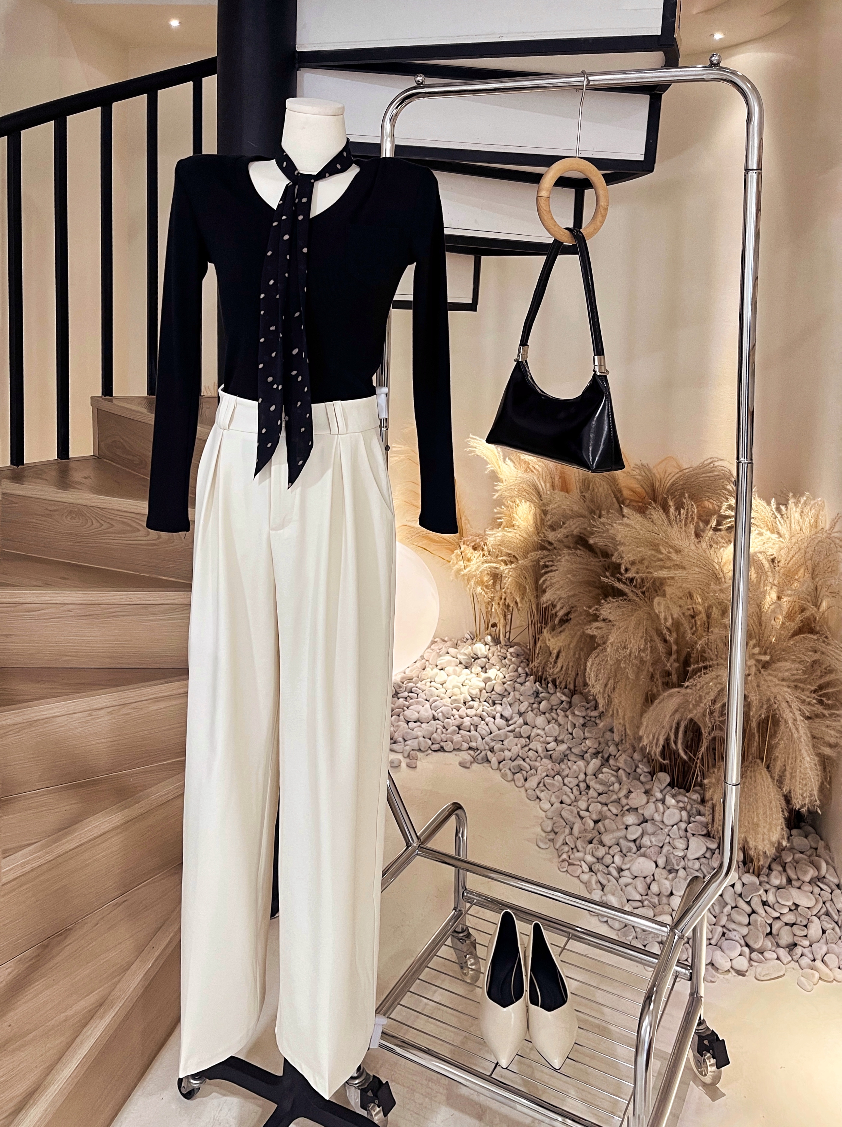 V领针织上衣+波点围巾