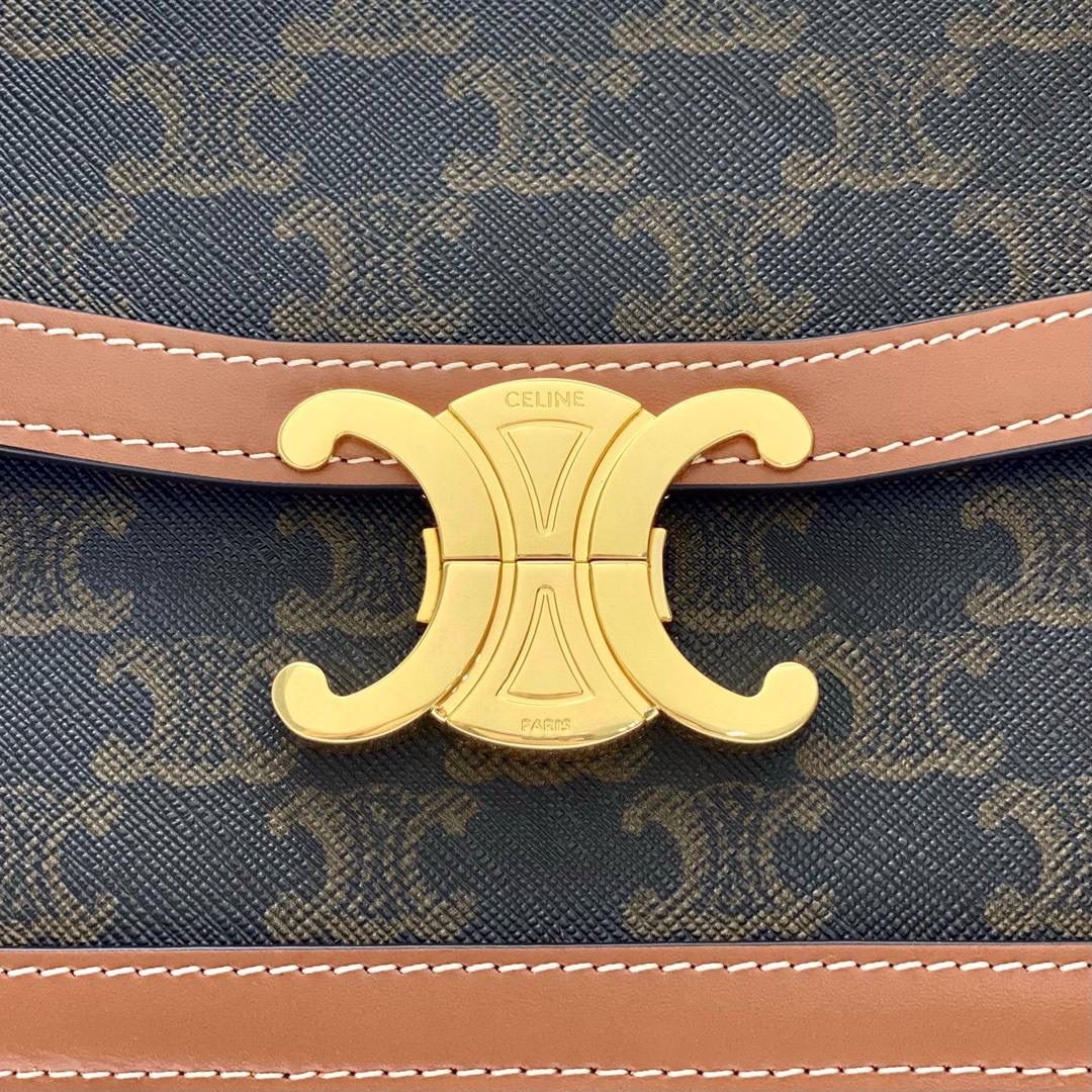 🔥大货实拍图 𝗖𝗘𝗟𝗜𝗡𝗘 ♥ 𝗧𝗥𝗜𝗢𝗠𝗣𝗛𝗘 𝗕𝗢𝗫中号 在原来的锁扣上加了CELINE首字母凯旋门扣，完完整整的巴黎血液注入啊！将复古元素与品牌一向拿手的利落线条相结合，气质 高贵！ 型号：191242 小号尺寸：22.5*16.5*7.5cm