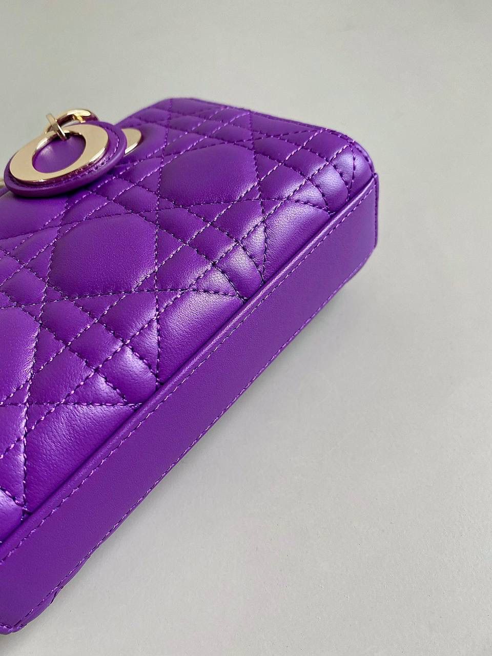 贾姆尼紫超迷你💜💜 𝗗𝗶𝗼𝗿 𝗗-𝗝𝗼𝘆 𝗯𝗮𝗴23新色 极致纯正的紫色啊，浪漫神秘的魅惑 有种敬而远之的高贵，气场瞬间全开了 这种色彩充满了沉淀的分量感 成熟稳重，又灵动有趣的肉眼可见 高饱和度紫也是真的真的真的很衬肤色🥰✨ 可以说，多巴胺的夏天也有它的一份，冲🏝️ 17.5×10.5×6cm