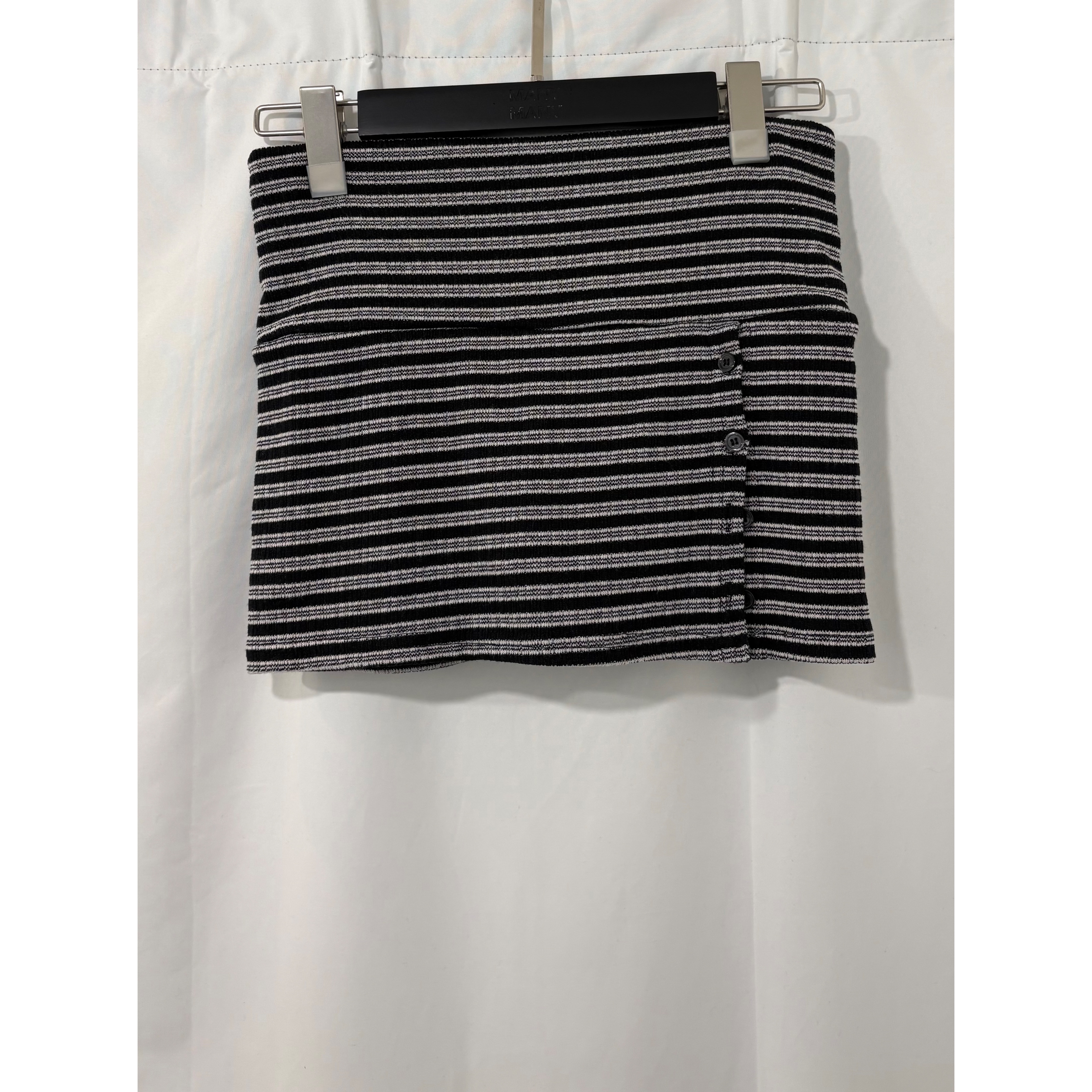 新品價8月4截單🍑2608C《STRIPED BUTTONED SKPT》