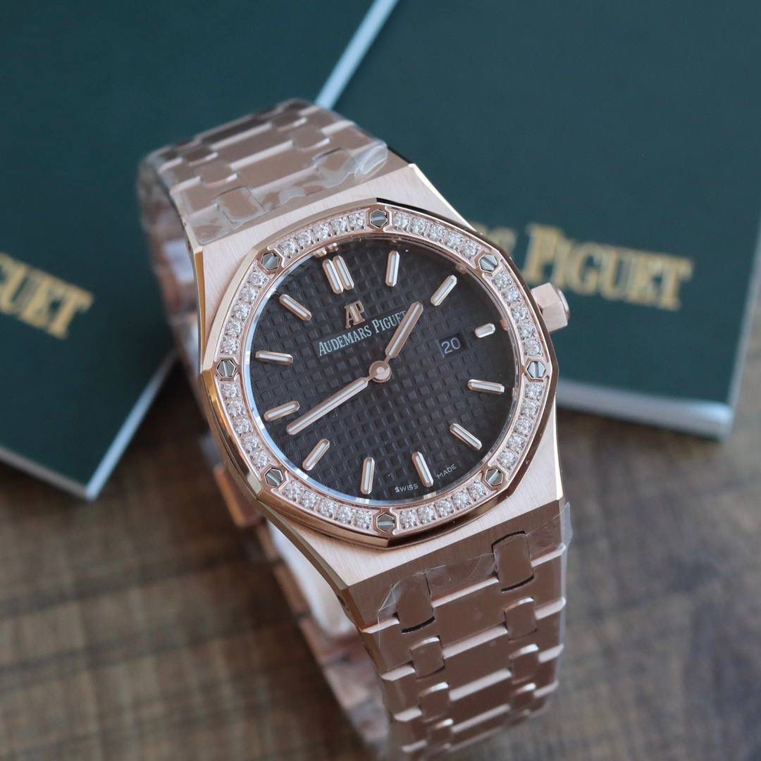 🚀原单AUDEMARS PIGUET爱彼 皇家橡树系列67女士石英腕表 独家原版拆解开模 所有配件均可原版互换使用，搭载原装瑞士F04111石英机芯。走时精准！全程CNC打磨，多次校对调整版型，棱角分明。表壳直径33MM,多边形状表圈与表壳精密相合，表圈以六边形螺丝栓固定在表壳上（圈口镶嵌精美施华洛世奇钻，璀璨夺目）表带链节精致规整，链节经过上百次细致的打磨处理，呈现出完美的纹理。折叠式表扣开合简单，佩戴方便。腕表表耳处呈弯折状，可以保证腕表与腕部更加贴合。表盘镌刻“Grande Tapisserie”大方格纹装饰，搭配荧光立体时标和皇家橡树指针，宽大的指针和时标让读时简单清晰。三点位置日期显示窗口，以阿拉伯数字显示。腕表为密闭表底，表底上镌刻皇家橡树系列的英文名称“Royal Oak”字样✨🔥