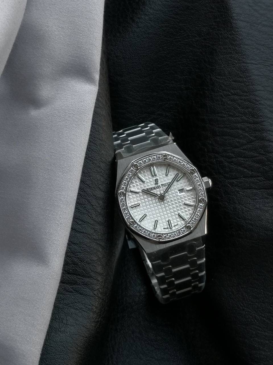 表壳厚度为7毫米，整体较为纤薄，使腕表佩戴起来更加轻盈，不会给手腕带来过多的负担。 皇家橡树67651延续了标志性的八角形表壳，展现了爱彼独特的工艺美学。每一处细节都经过精心雕琢，体现了品牌对完美的追求。 指针经典：采用皇家橡树指针，这种指针形状独特，宽大且线条流畅，具有较高的辨识度，与表盘的整体风格相得益彰，为腕表增添了一份优雅与大气。