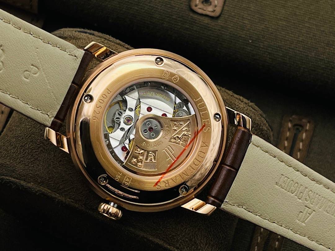 原版开模 市场最高版本 爱.彼 JULES AUDEMARS系列男士腕表！ 1⃣️机芯型号：2824改3120自动机械，透底设计！稳定零返修！ 2⃣️表径41毫米！ 3⃣️大三针简约表盘！ 4⃣️316L精钢壳套！