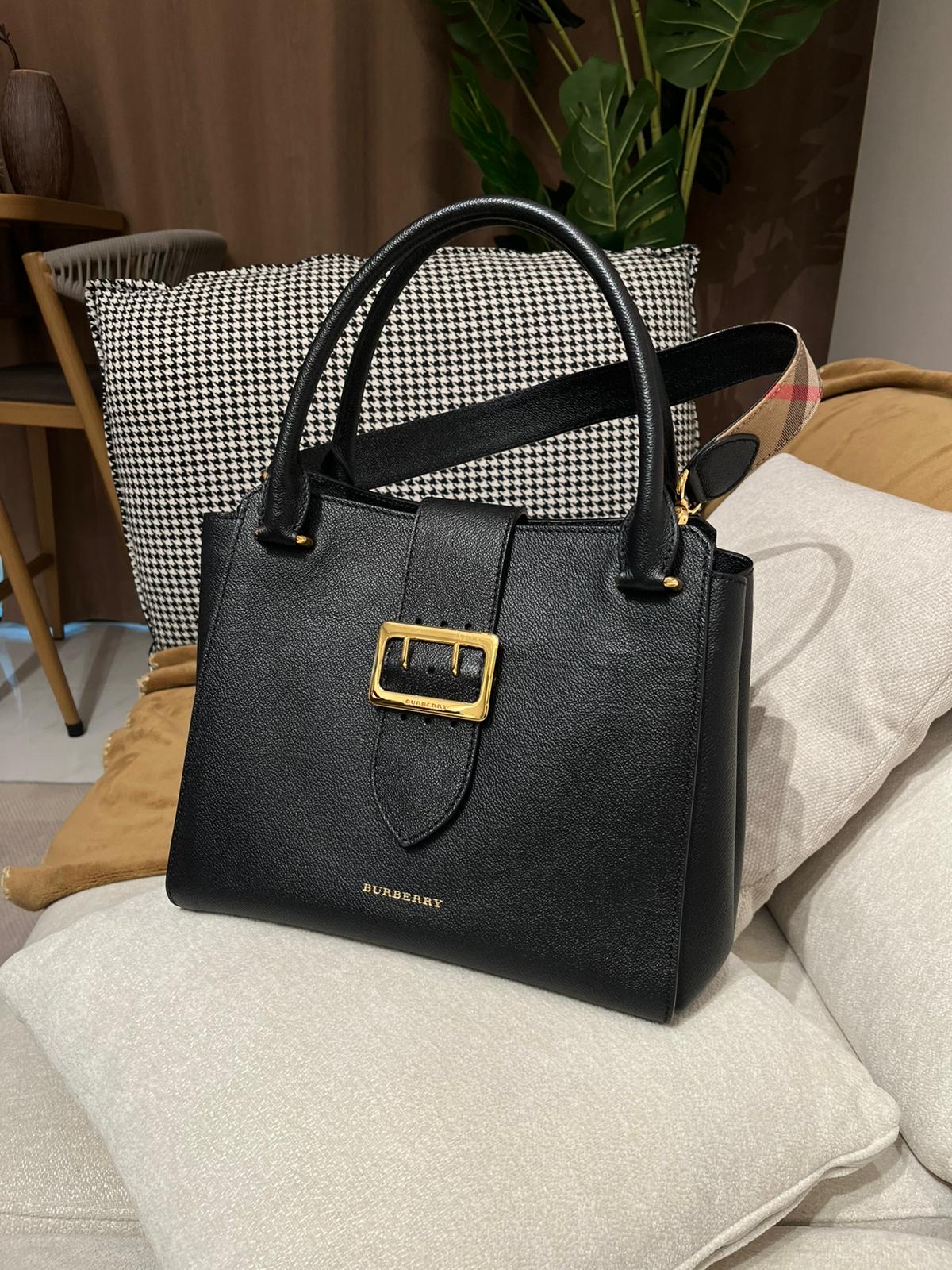 Burberry medium buckle tote bag  100%Authentic ,98%new✅塵袋