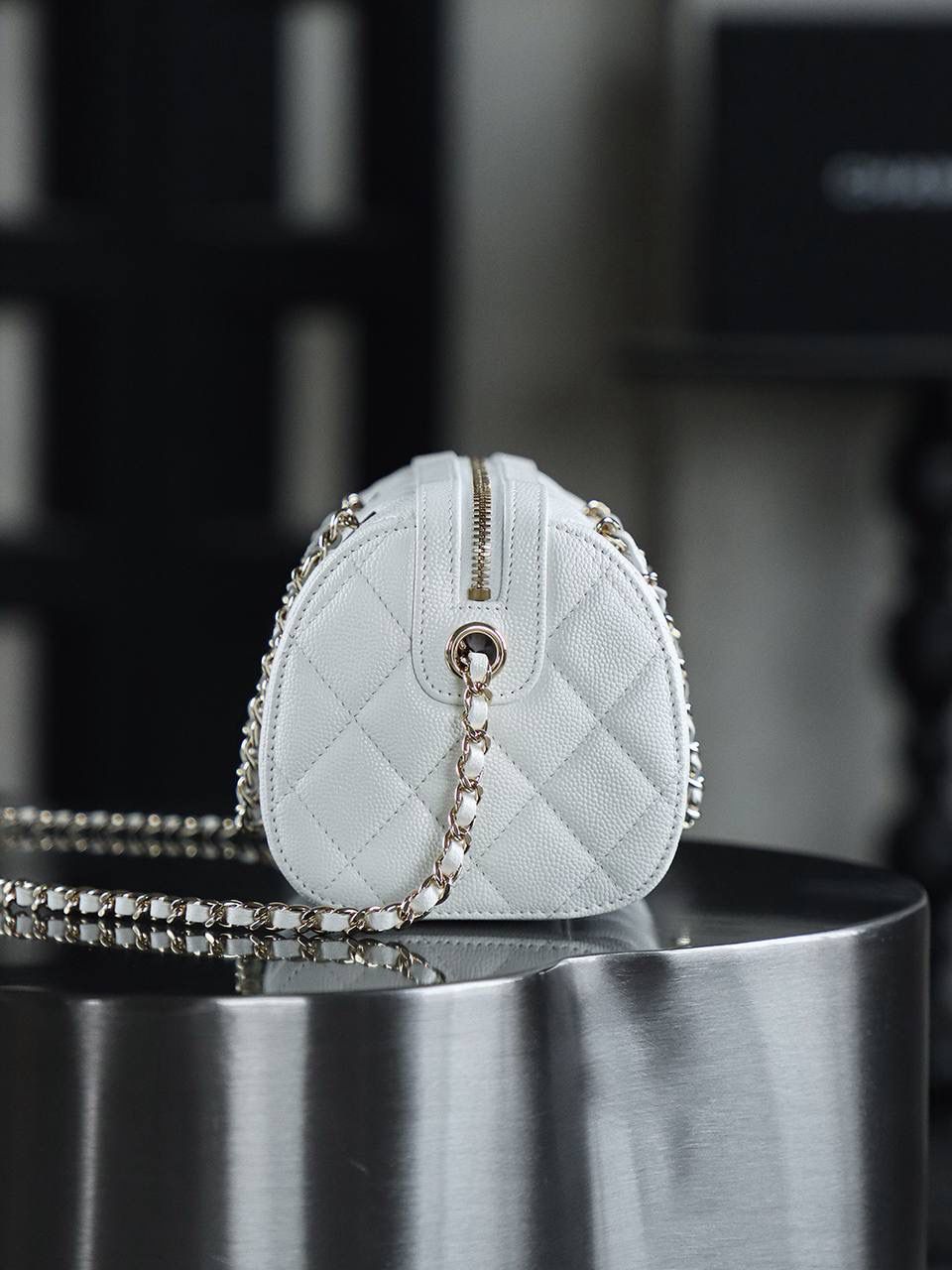 25P迷你保龄球鑒定版👜 一包一碼 支持全球鑒定查驗身份證原廠專G Hass皮料過關清單資料可査詢 25P春夏季的黑馬波士頓保齡球！ 時尚就是經典的輪回，保齡球圓筒的造型超可愛！ 包身圓潤流暢的線條，既保留了復古韻味，又融入了現代時尚感！ 五金：厚鍍14K淡金扣 皮料：Hass中球纹牛皮 尺寸：11.5*18.5*11cm