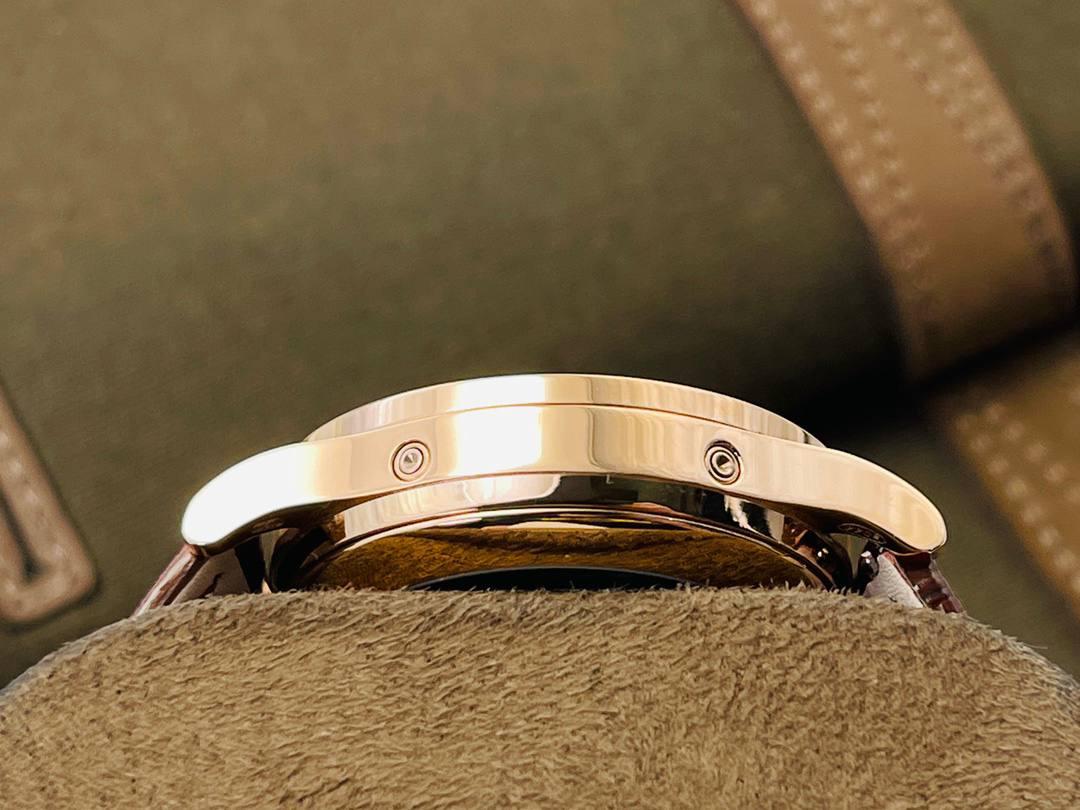 市场最高版本 百达.翡丽复杂功能计时5205G腕表！ 1⃣️历经两年不断对机芯进行改造与调试，一贯追求以原装工艺为目标！ 2⃣️直径38.5MM！ 3⃣️功能同原装一致，月相/星期/月份/日历！ 4⃣️字面为高难度双色渗透，非普通厂工艺！ 5⃣️蓝宝石玻璃镜面，表面镀多一层通透！ 6⃣️（技术突破)采用海鸥机芯改进为一体Cal.324S机芯！ 大小夹板均能做到完美倒角效果，并做镀铑加工。 7⃣️夹板采用瑞士进口宝石轴承点缀，色泽纯良，鲜艳自然。