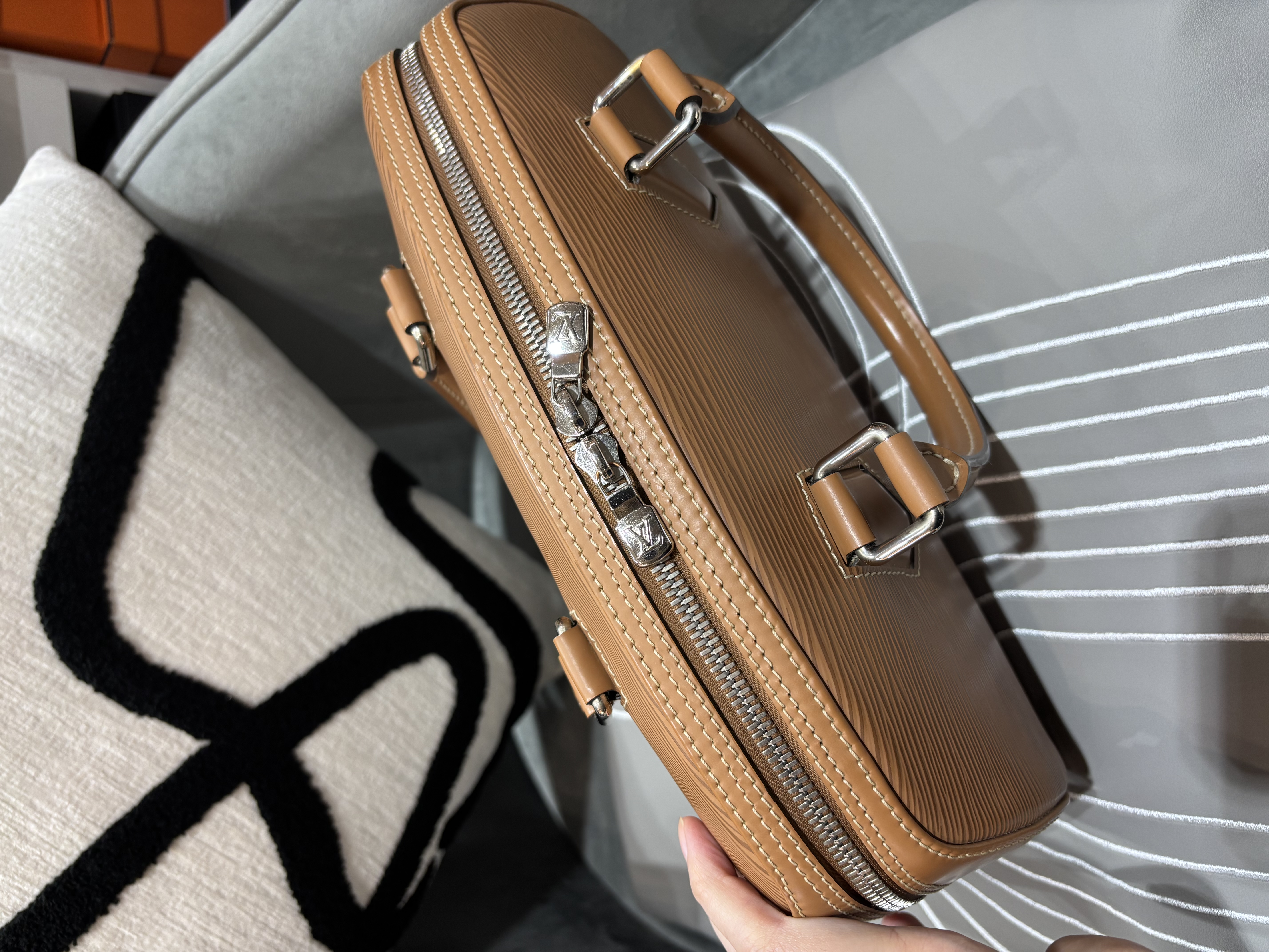 Lv Jasmine handbag epi leather 100%Authentic, 95%new