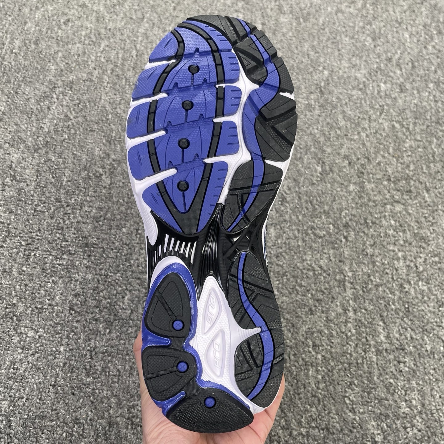 Saucony ProGrid Omni 9