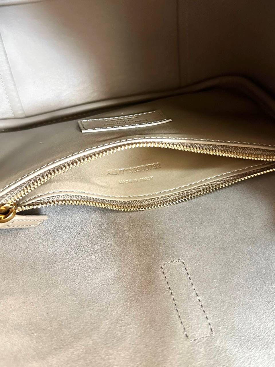 ys1 hobo bag腋下包奶茶色(金扣)🧦 大爆款🔥我和你们说，这只包看着普普通通 但是上身是真的很好看！ 第一次看到他们家有这种慵懒的腋下包 整个包都是柔软的原厂胎牛皮 又轻容量又大，真的很～～好背 这只包的灵魂在于圆滚滚中又有型 市场很多做得太挺括硬朗，那种货打咩啊❌ ZP开发⚠️全套包装哦～ 23×22×8.5cm713938m