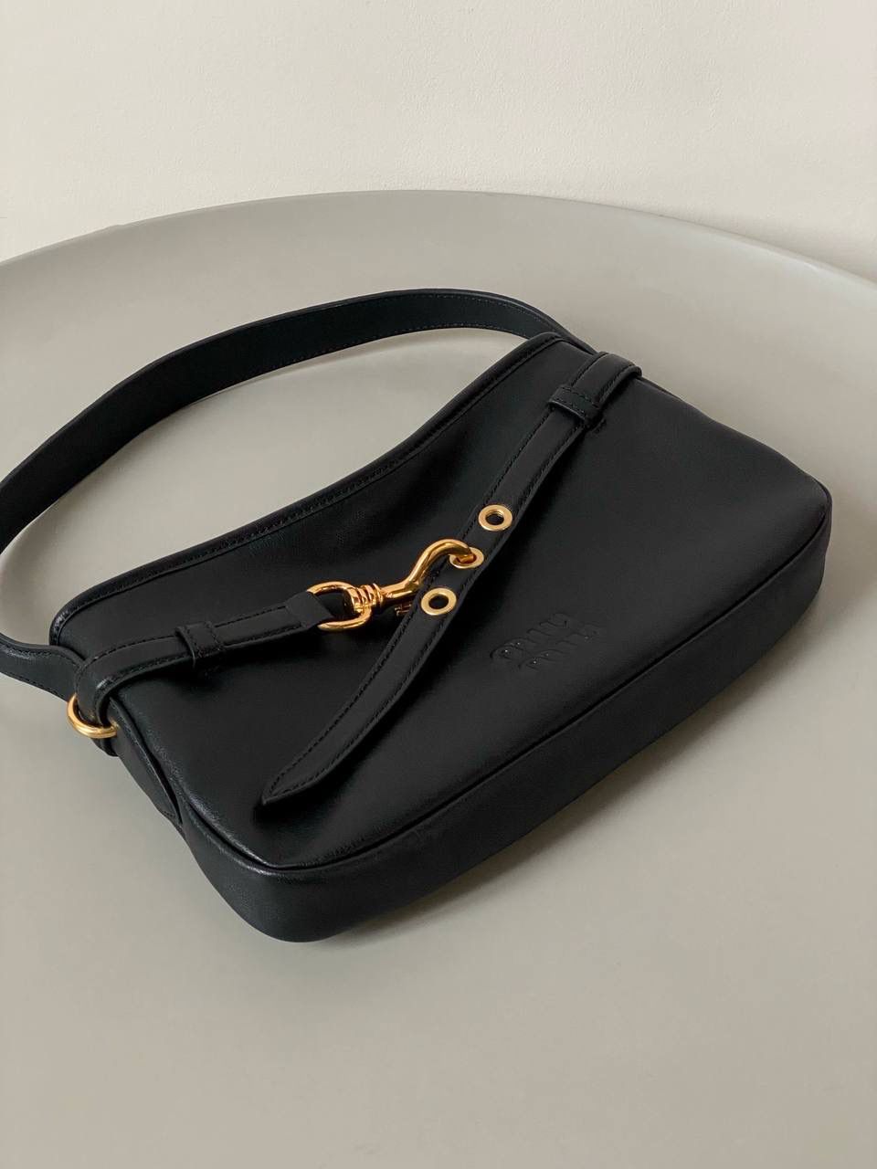 🈶黑色，小号 𝐌𝐢𝐮𝐌𝐢𝐮 𝐀𝐯𝐞𝐧𝐭𝐮𝐫𝐞腋下包 不得不说缪缪的美丽层出不穷！今年这只Aventure Nappa腋下包 看似平平无奇上身却意外好搭耐看 有点小复古又有点小机车， 就很值得夸赞一番 东西不用装太满，随性的褶皱感很戳心巴 自重非常轻，宽肩带设计一点都不溜肩容量空间也不错，日常东西都放的下 迷你iPai都👌🏻尊嘟人见人爱不带吹的！ 33×19×5cm #F0021m