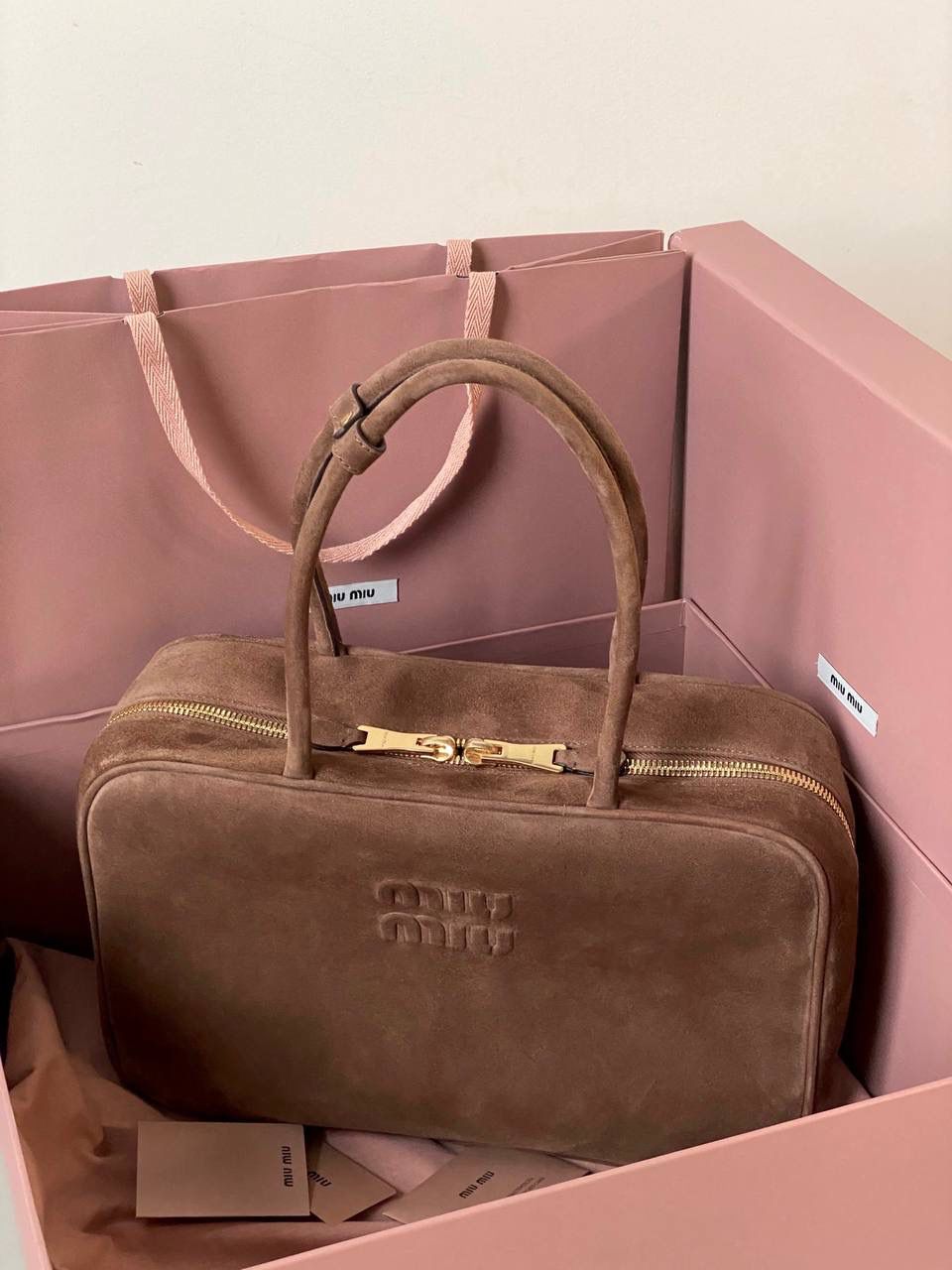 🈶可可棕 𝗠𝗶𝘂𝗠𝗶𝘂24秋冬公文包 今年棕麂皮系列大人气啊！ 深深的巧克力色，满满秋冬味儿～ 绒面皮每年都会有，但是！！ 今年这股风刮的特别猛 从秀场到ins博主穿搭，或者线上门店 几乎都有麂皮元素！ 西装款 夹克 风衣 鞋子 包括包包等 延续去年美拉德色系的颜色， 今年的颜色各种各样，有深有浅 但我唯爱咱miu家的这个巧棕色 绝对秋冬氛围感里，最“增质感”的时髦单品！ 23×34×10cm #F0020m