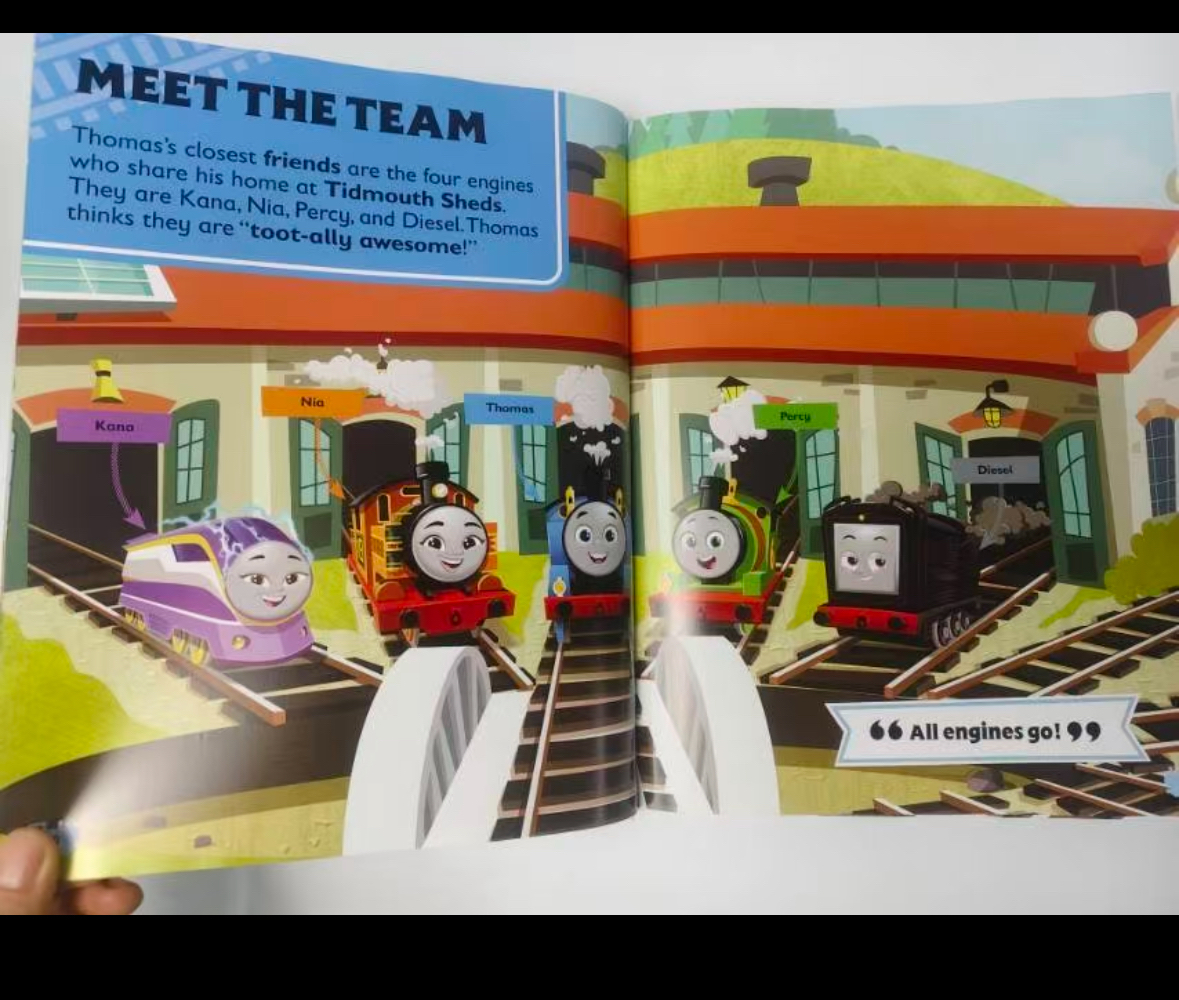 💥托馬斯小火車迷必入！《Thomas & Friends: Meet the Engines》深度揭秘。正版！  🌚🌚從主角托馬斯，到個性鮮明的培西、高登、詹姆士等，所有你能想到的小火車角色都在裡面啦。  🌚🌚每個角色都有詳細的介紹，包括它們的外觀特點、獨特性格，還有在多多島上發生的有趣故事。  精裝尺寸:28*22釐米   頁數:92頁