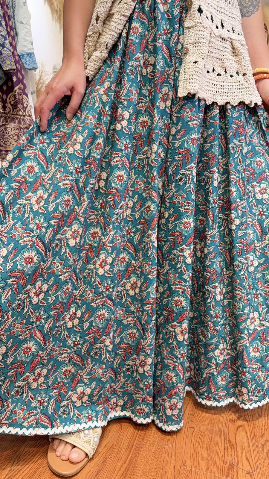  2524 Vintage Blue Floral White Lace Skirt