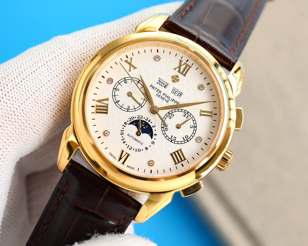 百达翡丽超级复杂功能计时系列！用心之作，细节方面： 1：团队历时两年多精心设计，不计成本，敢为人先，力求完美，克服重重难关，突破多层技术瓶颈，机芯型号为CH 29-535 升级版，质量稳定！ 2：尺寸41毫米，厚度11毫米！ 3：表壳为316L全钢镀纳米铂金表技术，更彰显高贵大气，表带搭配意大利头层小牛皮！更显大气上档次！ 你值得拥有！