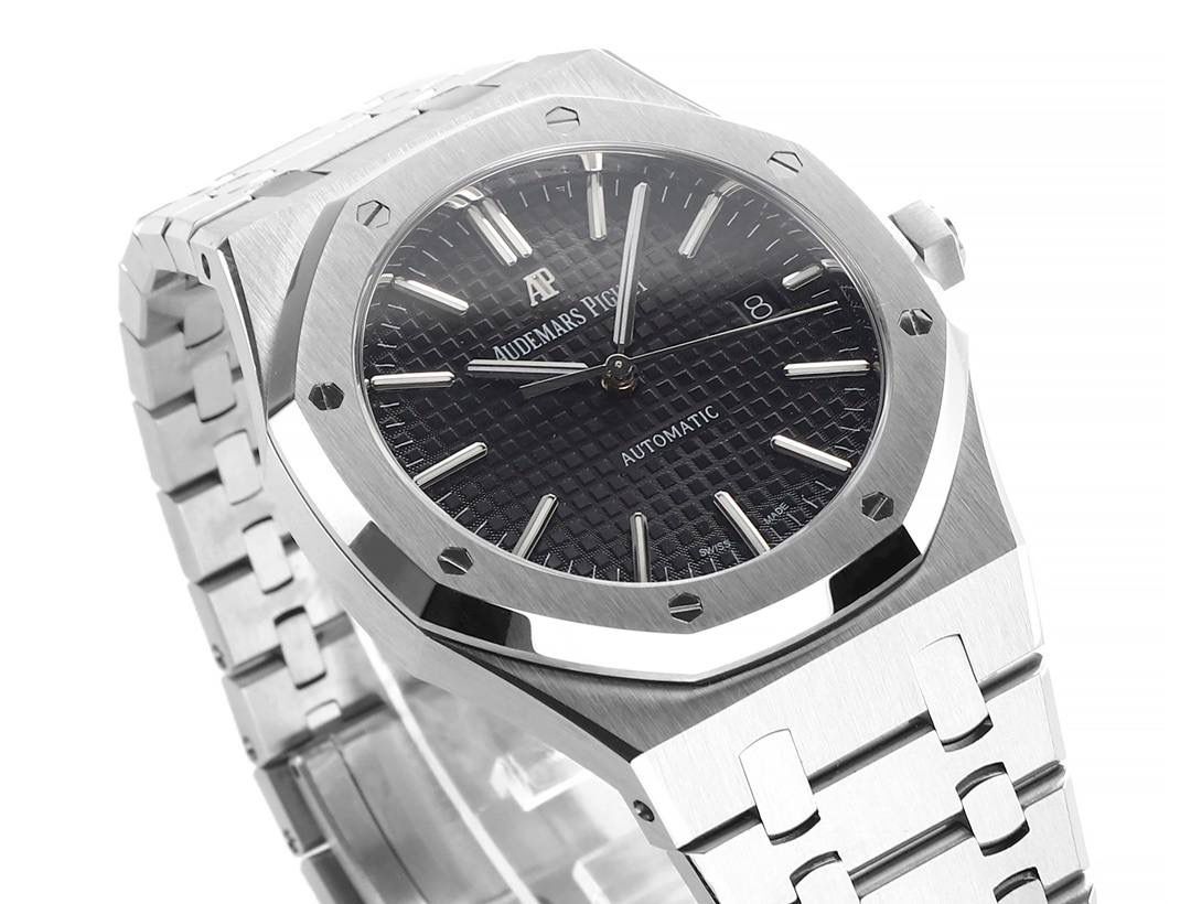 APS一体3120 最强"钢王"壳套特点 1、与原版一致:直径41毫米和厚度 9.8毫米 2、APS版的15400是市面上唯一能与原版各部件互换通用的版本，表壳所有结构位置和装配方式与原版一致 3、表壳表带细腻的拉丝且不会锋利的工艺更突显出APS一直对细节的一丝不苟 4、表带头粒连接表头处与正品一致的活动头粒设计 5、表扣的开关质感与各部位的雕刻工艺均与正品一致 6、APS版的15400兰色字面做工与颜色和正品放在一起几乎毫无色差 7、机芯方面完美复制原装3120机芯，真正的无卡度一体机芯，不再是9015加甲板