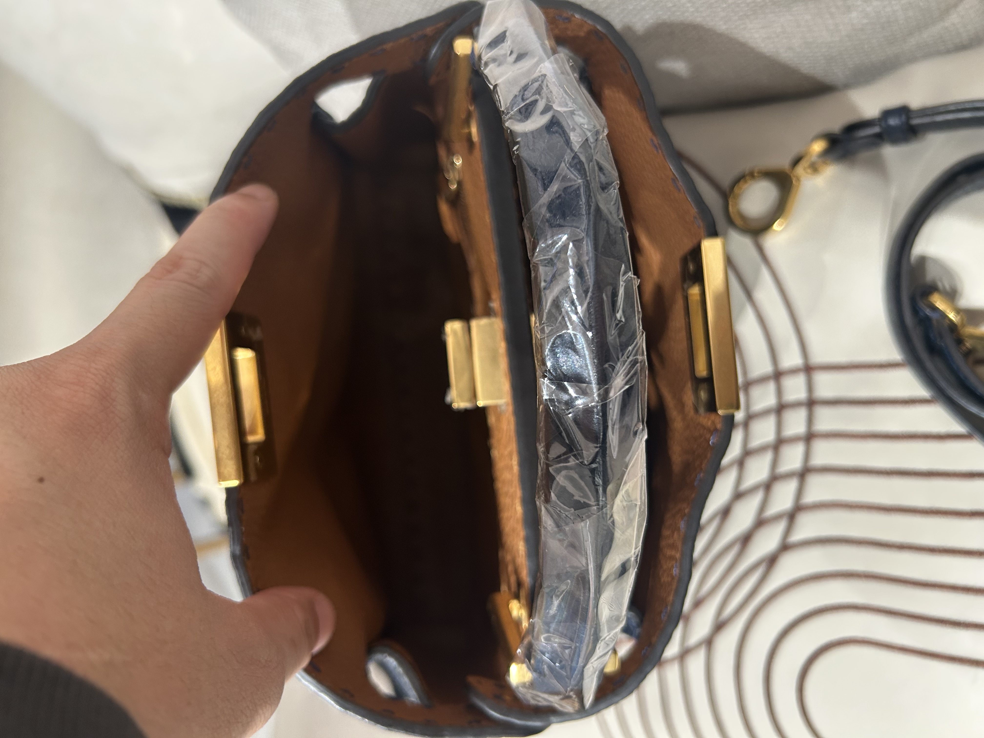 Fendi peekaboo 深藍色金扣 100%Authentic, 95%new ✅Booklet ,✅dust bag 牛皮好襟用，有部份原裝貼膜新淨