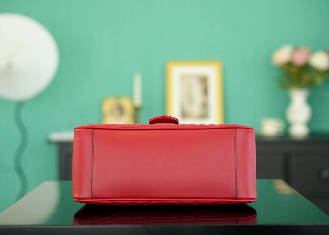 👜🔥Marmont系列绗缝手提包邮差包 红色 27cm （原厂皮 全铜五金） 正品售价,500 独家原厂皮发售 限量级别 意大利原材料开发，这个大小简直是最完美的尺寸，什么随身携带的东西都可以轻松收纳，能手拎也可以单肩斜挎，自重轻，超级百搭不挑人~好看极了！！！ 官方款号 498110 尺寸大号：27x19x10.5cm 小号：21x15x8cm