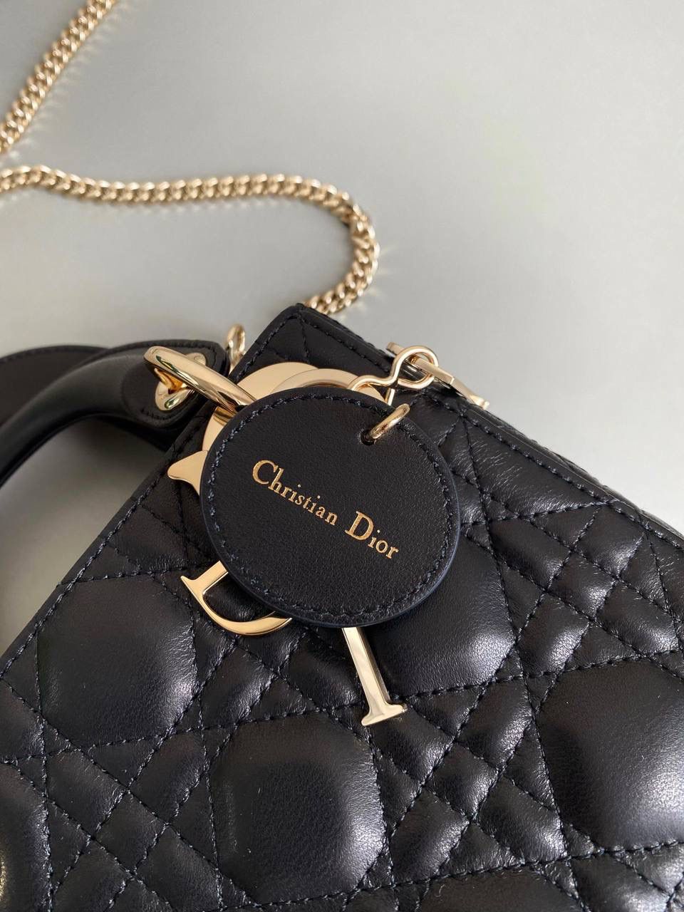 黑色 🖤 三格 𝗗𝗜𝗢𝗥 𝗟𝗮𝗱𝘆七夕限定 在经典的基础上加了爱心小挂饰 让整个氛围有了爱的烂漫气息 戴妃作为经典的代表，怎么买怎么对 特别手拎时会显得整个人非常温柔优雅 我一直都推荐女生一定要有一只经典款 每个颜色都好好看，完全不需太纠结❤️‍🔥 17×15×7cm