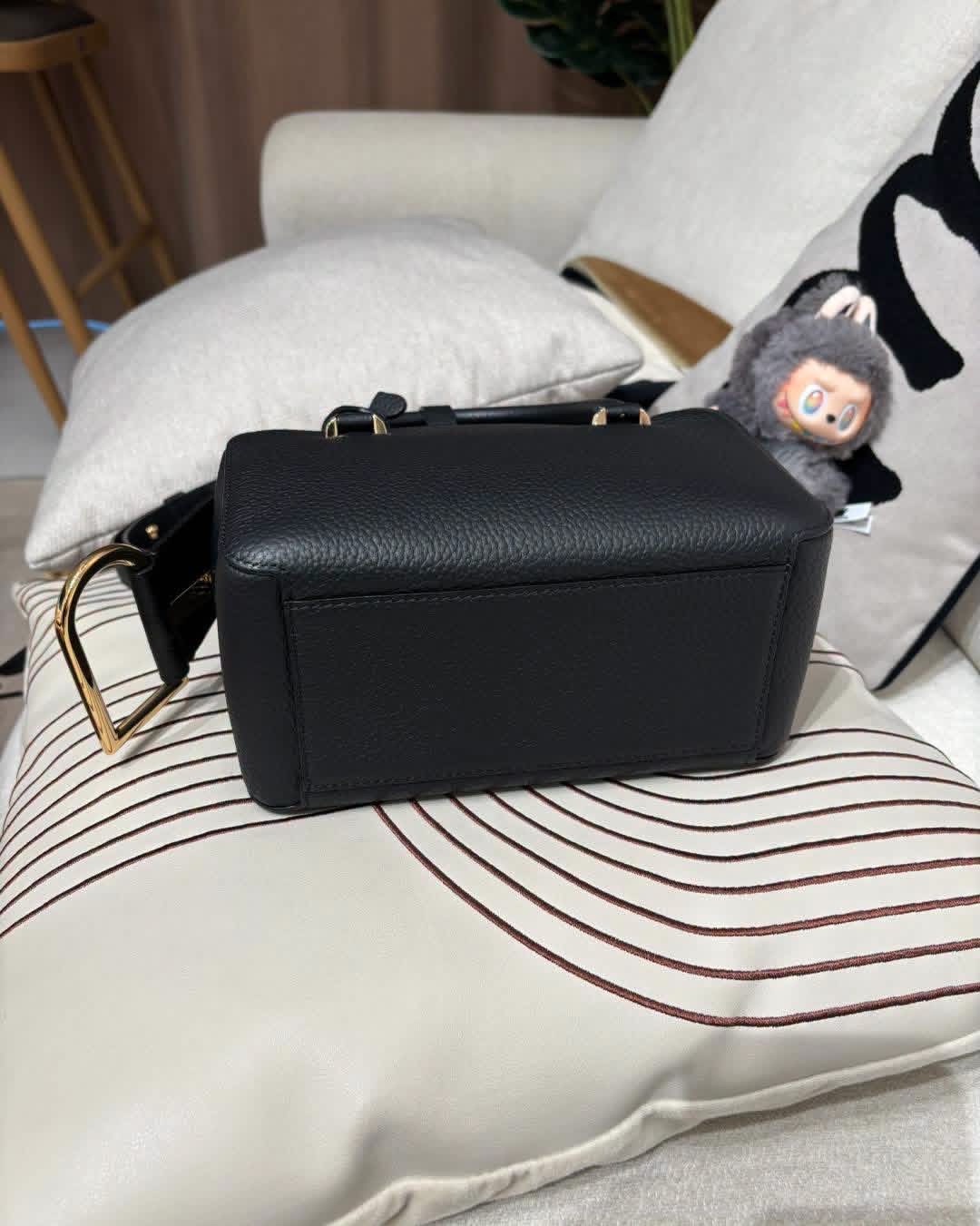Delvaux Cool Box Mini Taurillon Soft Black  100%Authentic, 99%New ✅收據✅Dust bag